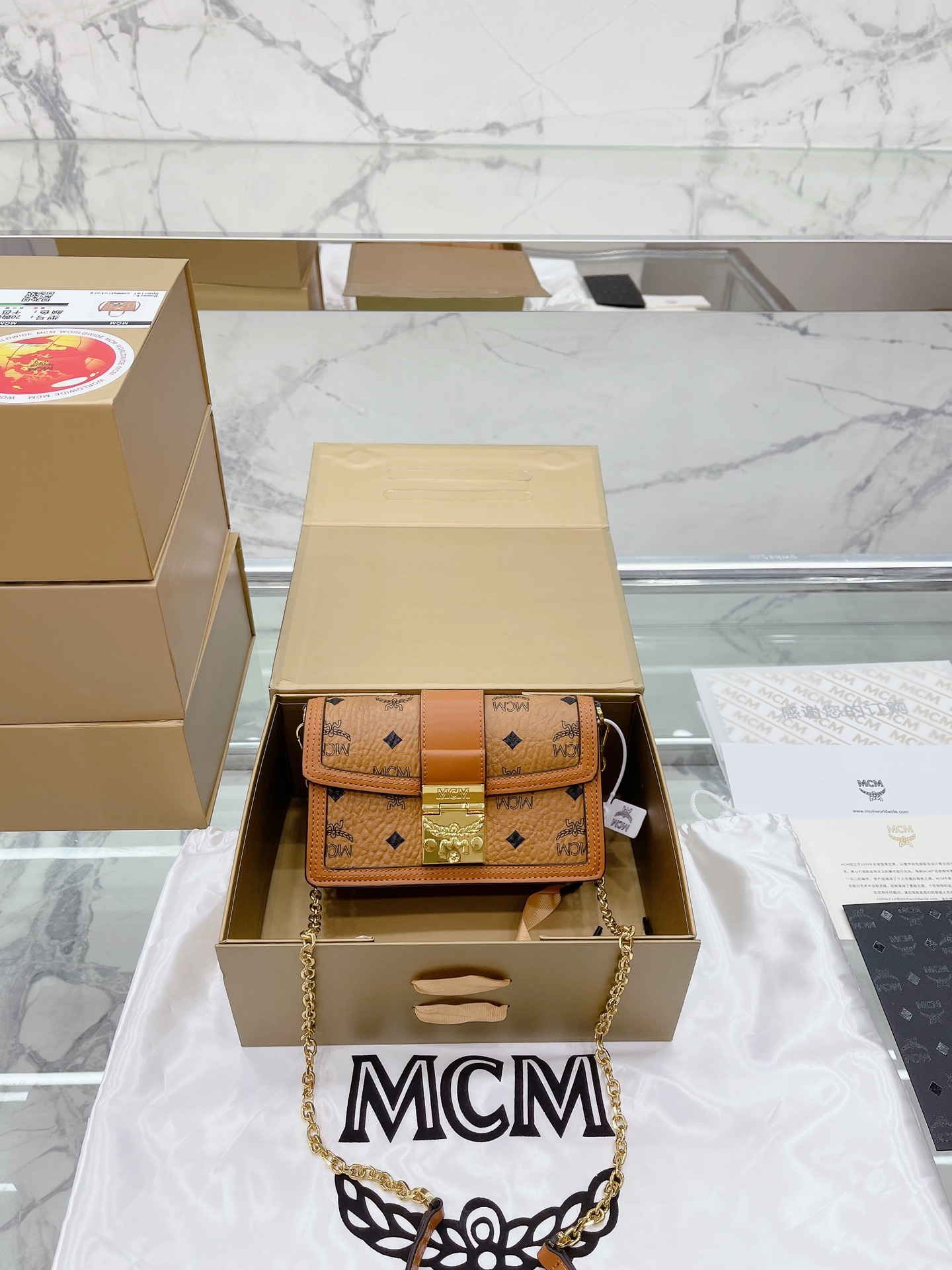 原单品质 Mcm 原单 链条小方包 单肩包 ，采用涂层帆布制成，风琴式隔层，内部零钱袋 ，现金夹层及多个卡槽，外面镶有月桂锁扣。搭配可拆卸式链条，可以手拿，也可以肩挎尺寸: 20 13cm