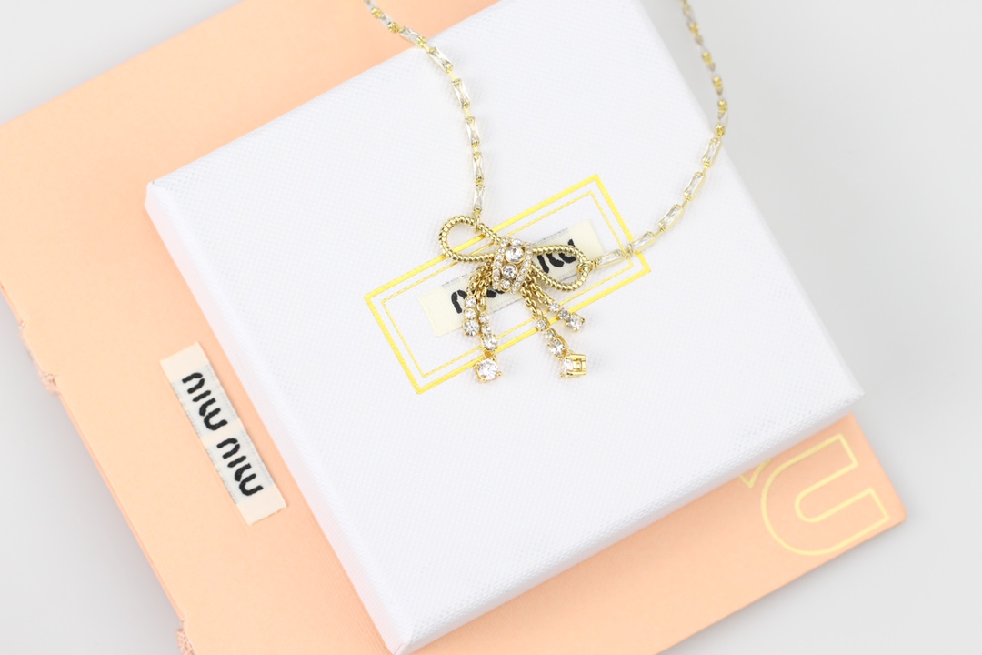 批90
最新款【miumiu蝴蝶结t方钻项链】每一个季度都必出的设计单品，属于经典万年常青款，颗颗施华洛世奇水晶➕气质实在逼人，背面全部手工抛光，非常非常重工❗️珍惜，现货❗️认准我家出品，款款正品对版货，欢迎货比全网[机智]
