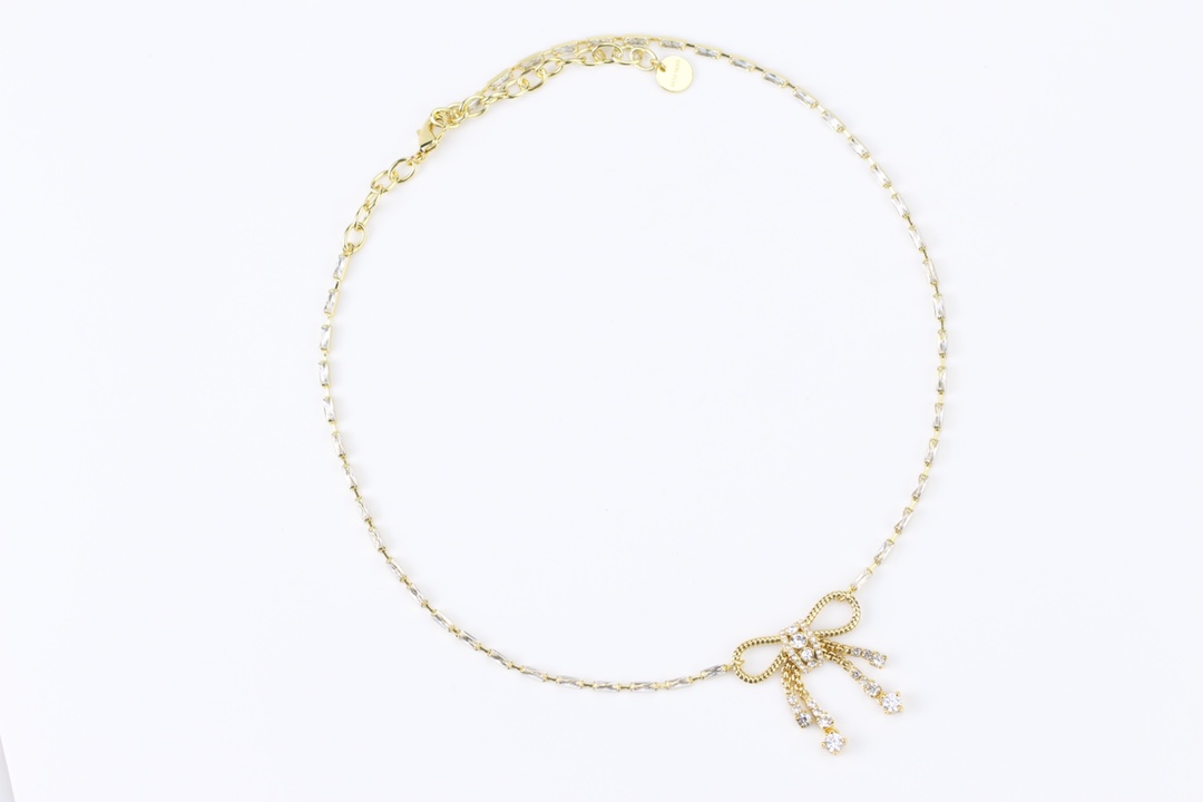 批90
最新款【miumiu蝴蝶结t方钻项链】每一个季度都必出的设计单品，属于经典万年常青款，颗颗施华洛世奇水晶➕气质实在逼人，背面全部手工抛光，非常非常重工❗️珍惜，现货❗️认准我家出品，款款正品对版货，欢迎货比全网[机智]