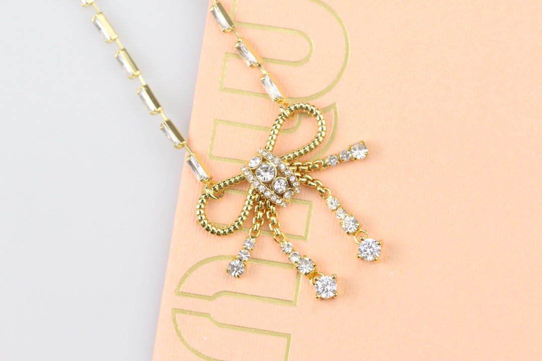 批90
最新款【miumiu蝴蝶结t方钻项链】每一个季度都必出的设计单品，属于经典万年常青款，颗颗施华洛世奇水晶➕气质实在逼人，背面全部手工抛光，非常非常重工❗️珍惜，现货❗️认准我家出品，款款正品对版货，欢迎货比全网[机智]