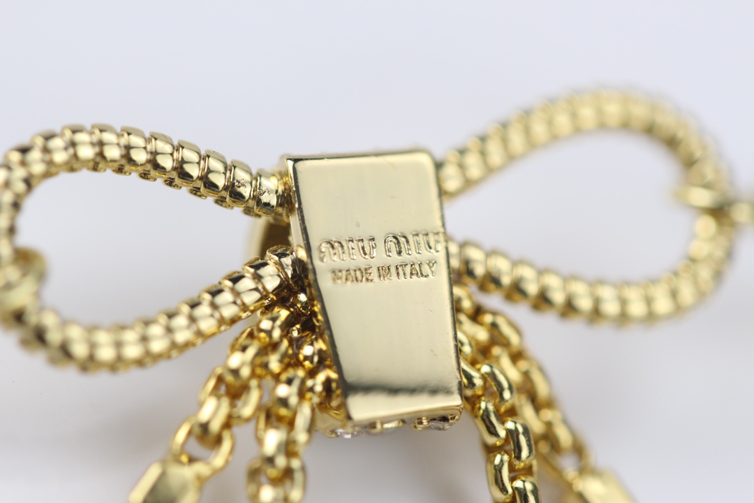 批90
最新款【miumiu蝴蝶结t方钻项链】每一个季度都必出的设计单品，属于经典万年常青款，颗颗施华洛世奇水晶➕气质实在逼人，背面全部手工抛光，非常非常重工❗️珍惜，现货❗️认准我家出品，款款正品对版货，欢迎货比全网[机智]