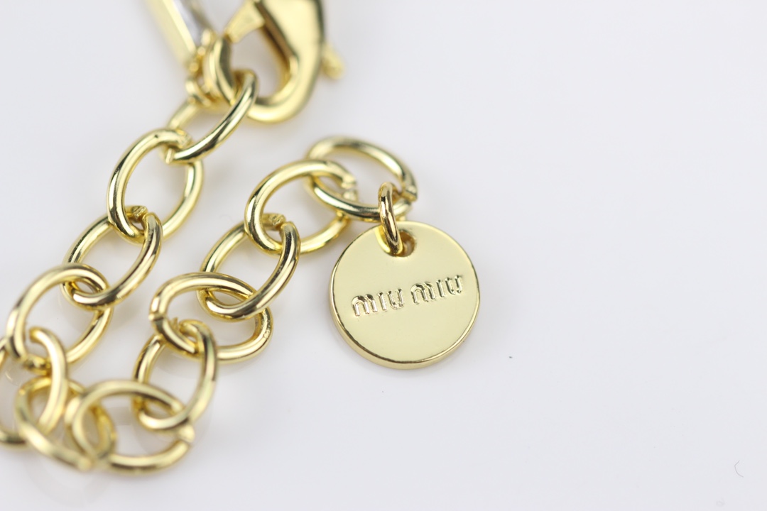 批90
最新款【miumiu蝴蝶结t方钻项链】每一个季度都必出的设计单品，属于经典万年常青款，颗颗施华洛世奇水晶➕气质实在逼人，背面全部手工抛光，非常非常重工❗️珍惜，现货❗️认准我家出品，款款正品对版货，欢迎货比全网[机智]