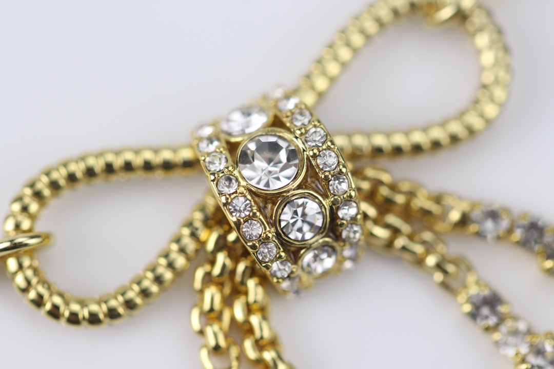 批90
最新款【miumiu蝴蝶结t方钻项链】每一个季度都必出的设计单品，属于经典万年常青款，颗颗施华洛世奇水晶➕气质实在逼人，背面全部手工抛光，非常非常重工❗️珍惜，现货❗️认准我家出品，款款正品对版货，欢迎货比全网[机智]