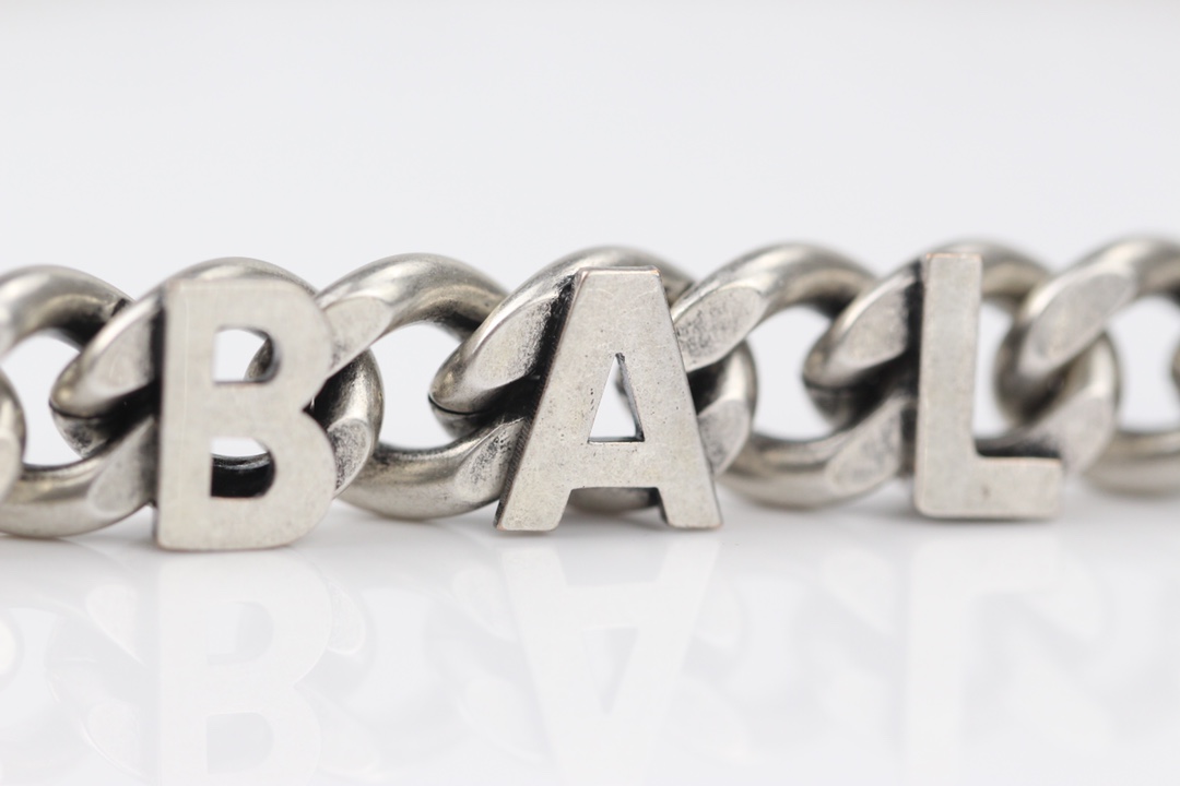 批150
🔹新品 巴黎世家 balenciaga 新款复古项链🔹专柜一致黄铜材质电镀k金 火爆款出货 设计独特 前卫 美女必备