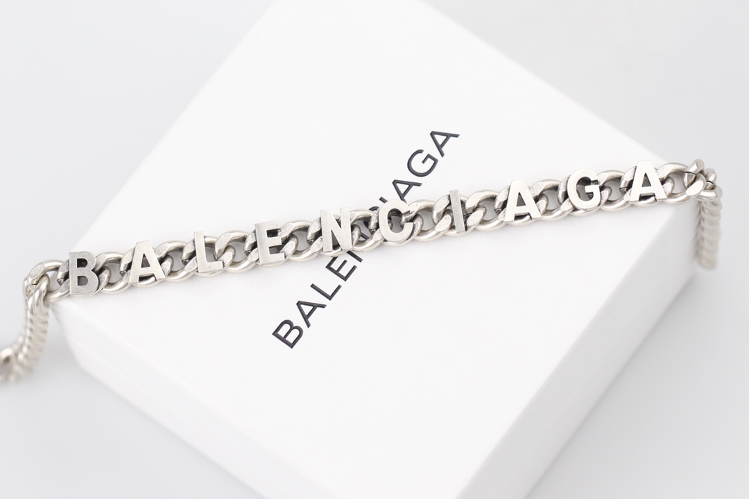 批150
🔹新品 巴黎世家 balenciaga 新款复古项链🔹专柜一致黄铜材质电镀k金 火爆款出货 设计独特 前卫 美女必备