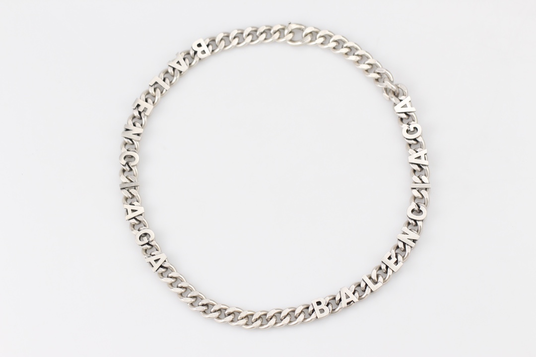 批150
🔹新品 巴黎世家 balenciaga 新款复古项链🔹专柜一致黄铜材质电镀k金 火爆款出货 设计独特 前卫 美女必备