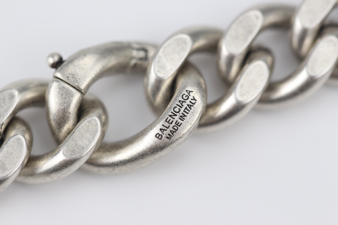 批150
🔹新品 巴黎世家 balenciaga 新款复古项链🔹专柜一致黄铜材质电镀k金 火爆款出货 设计独特 前卫 美女必备