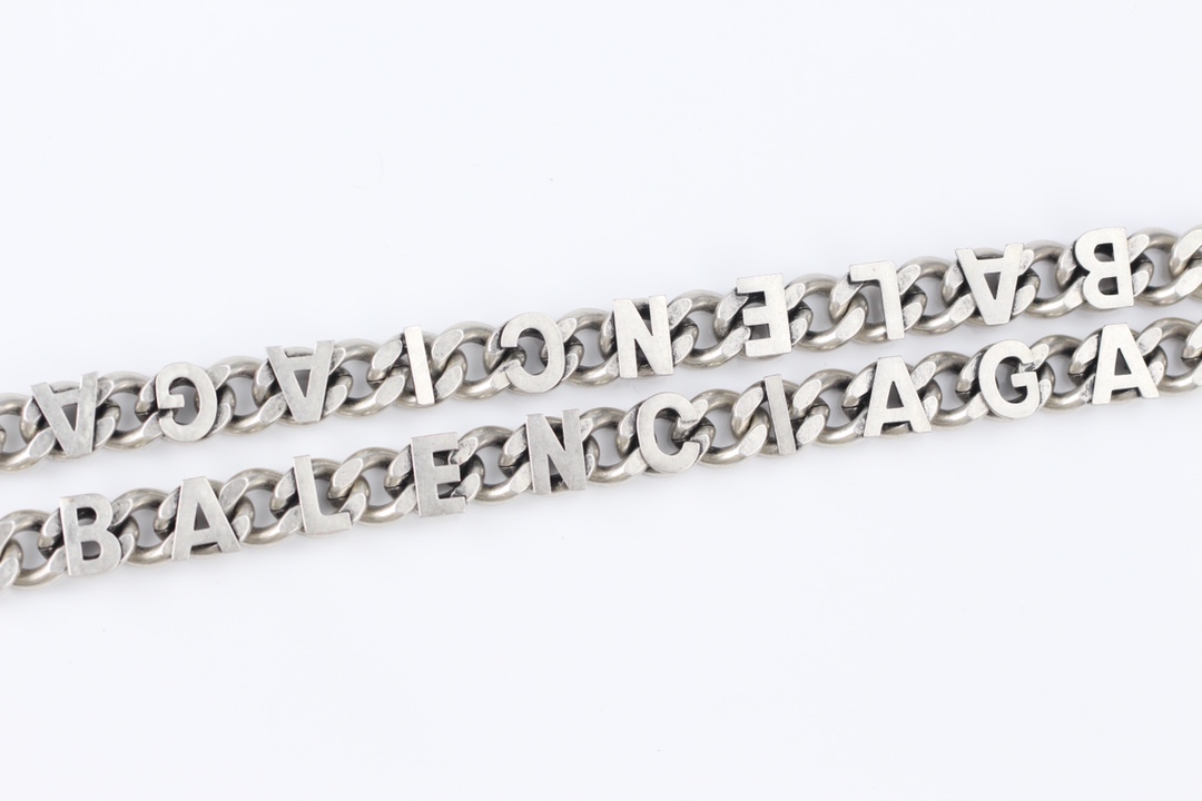 批150
🔹新品 巴黎世家 balenciaga 新款复古项链🔹专柜一致黄铜材质电镀k金 火爆款出货 设计独特 前卫 美女必备