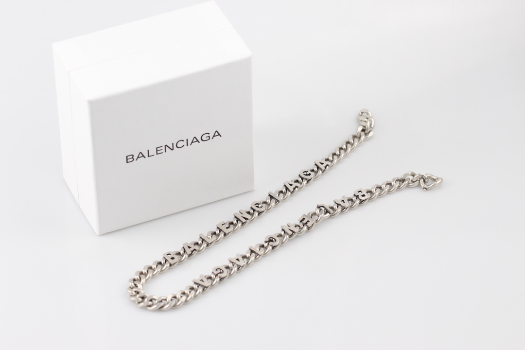 批150
🔹新品 巴黎世家 balenciaga 新款复古项链🔹专柜一致黄铜材质电镀k金 火爆款出货 设计独特 前卫 美女必备