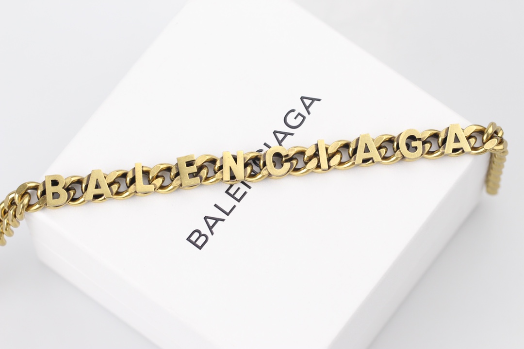 批150
🔹新品 巴黎世家 balenciaga 新款复古项链🔹专柜一致黄铜材质电镀k金 火爆款出货 设计独特 前卫 美女必备