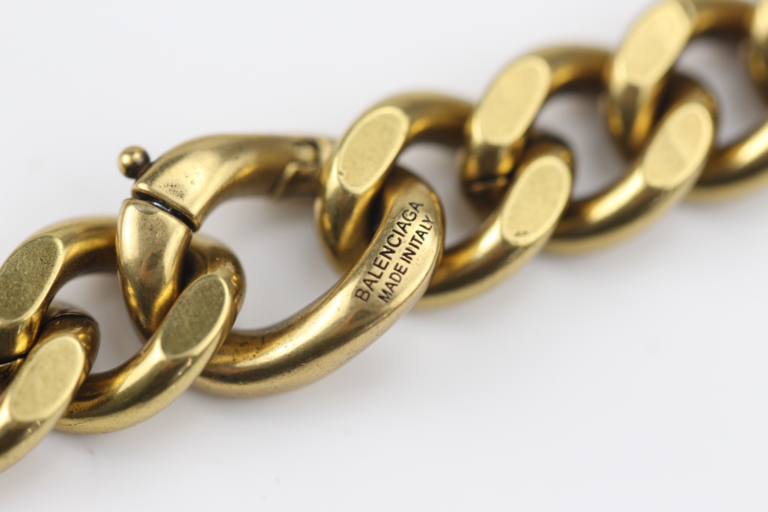批150
🔹新品 巴黎世家 balenciaga 新款复古项链🔹专柜一致黄铜材质电镀k金 火爆款出货 设计独特 前卫 美女必备