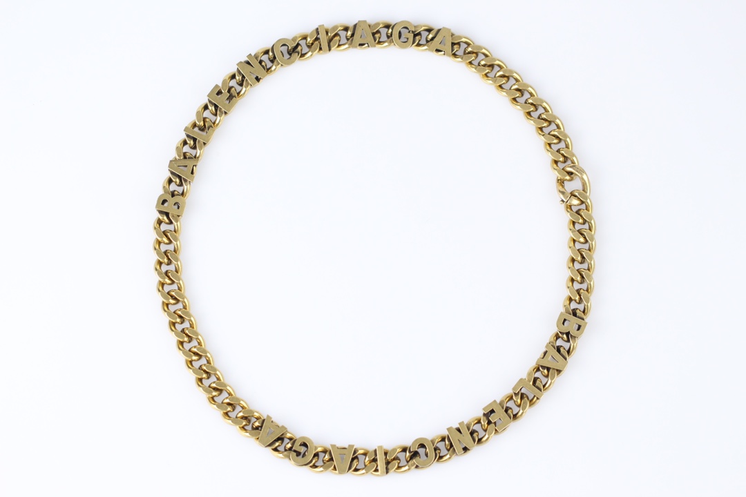 批150
🔹新品 巴黎世家 balenciaga 新款复古项链🔹专柜一致黄铜材质电镀k金 火爆款出货 设计独特 前卫 美女必备