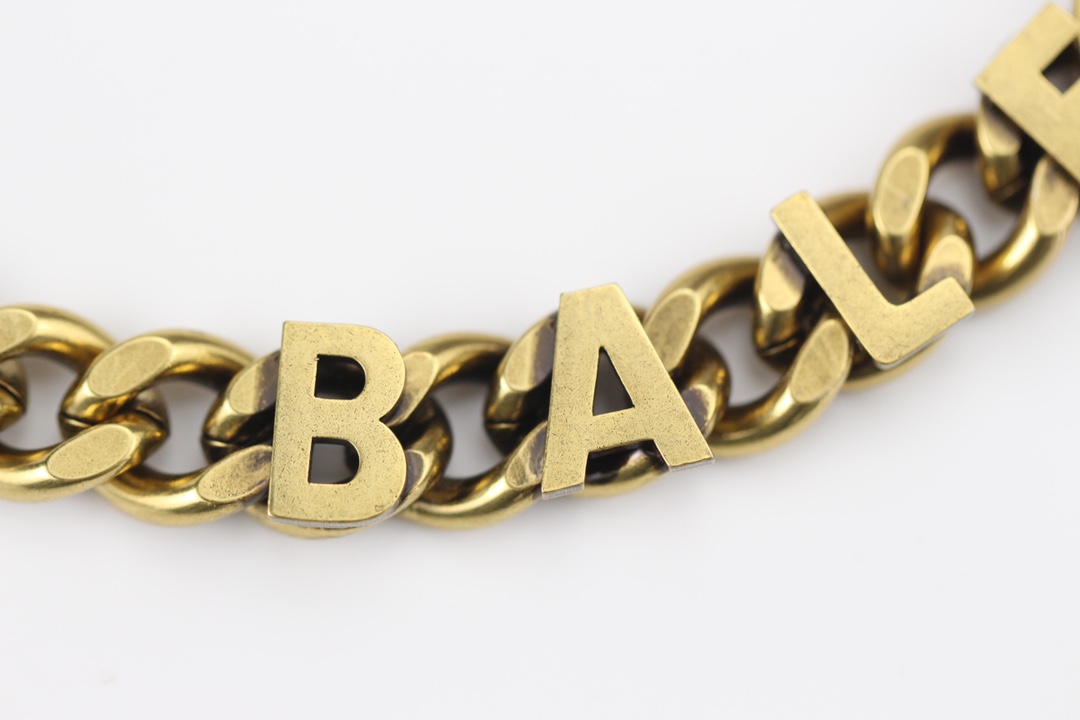 批150
🔹新品 巴黎世家 balenciaga 新款复古项链🔹专柜一致黄铜材质电镀k金 火爆款出货 设计独特 前卫 美女必备