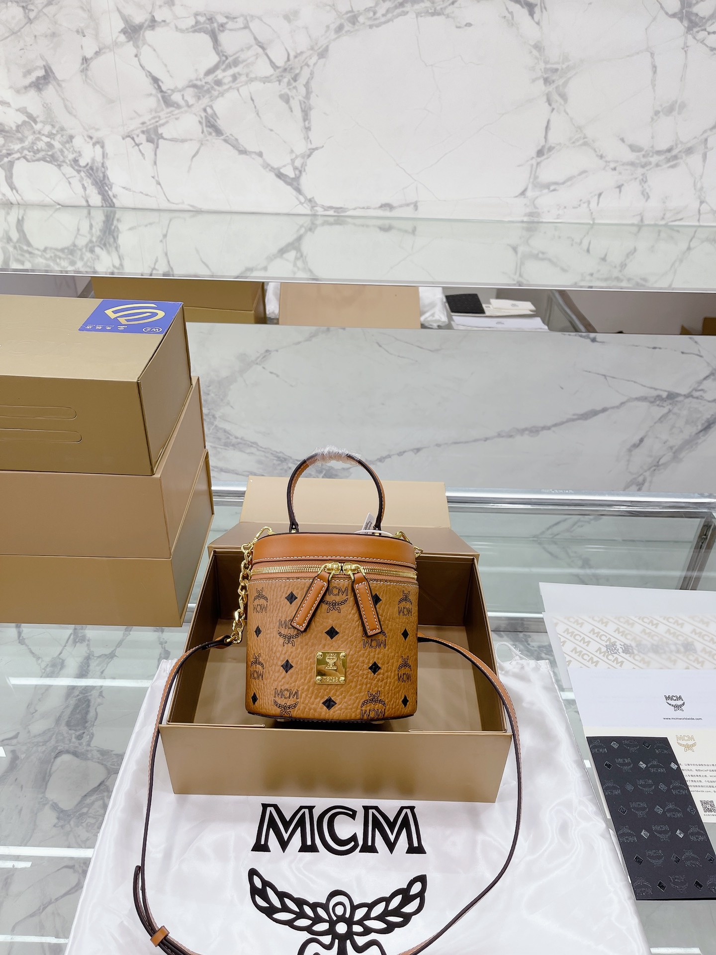 顶级原单 Mcm 原单茶金 CYLINDER笔筒包 这个颜色真的是太好看啦灰米粉的配色包包是经典外形与现代设计的完美结合，我们选用优质皮革，复刻开版，包身坚固耐用，空间充裕，可单肩斜挎可手提，内部有多个风琴式隔层，尺寸：1825cm礼盒