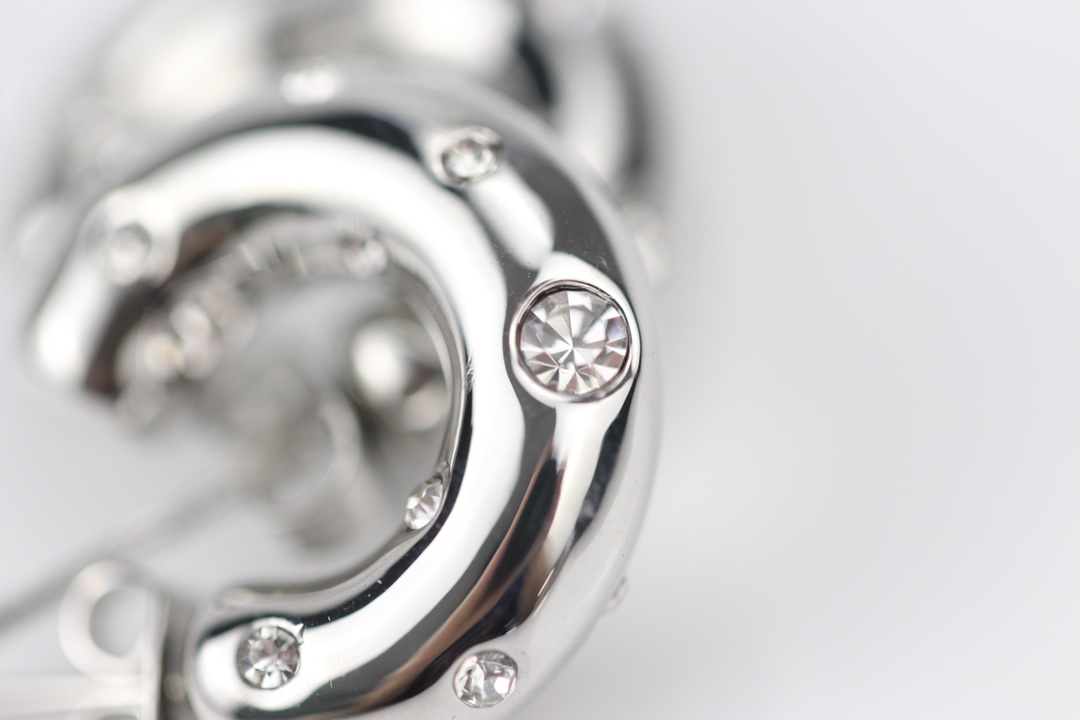 批75
bv新款艺术感十足耳环，黄铜材质雕刻图案！超炸chic感 ，简洁百搭、文艺个性，带给你时髦体验 墙裂推荐！