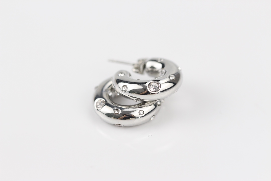 批75
bv新款艺术感十足耳环，黄铜材质雕刻图案！超炸chic感 ，简洁百搭、文艺个性，带给你时髦体验 墙裂推荐！