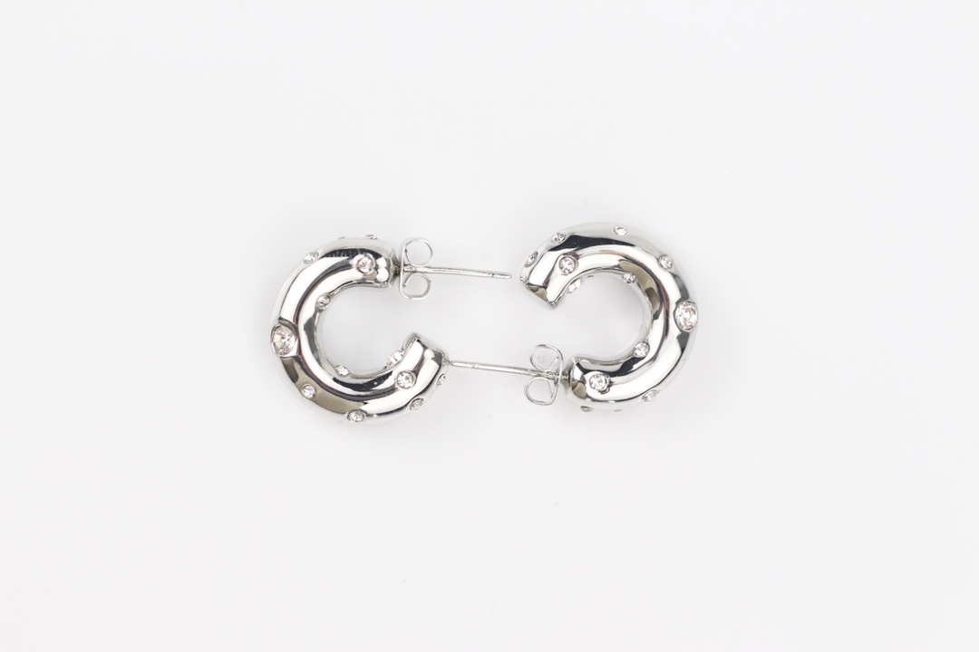 批75
bv新款艺术感十足耳环，黄铜材质雕刻图案！超炸chic感 ，简洁百搭、文艺个性，带给你时髦体验 墙裂推荐！