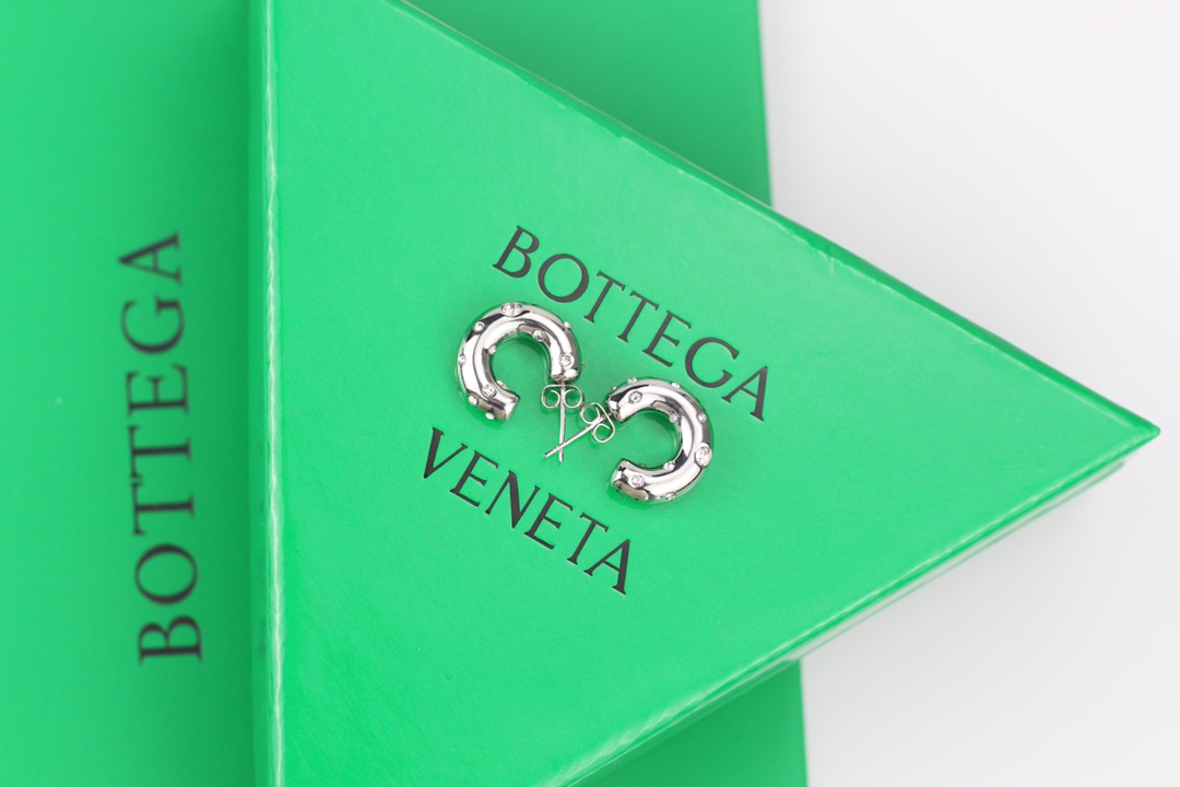 批75
bv新款艺术感十足耳环，黄铜材质雕刻图案！超炸chic感 ，简洁百搭、文艺个性，带给你时髦体验 墙裂推荐！