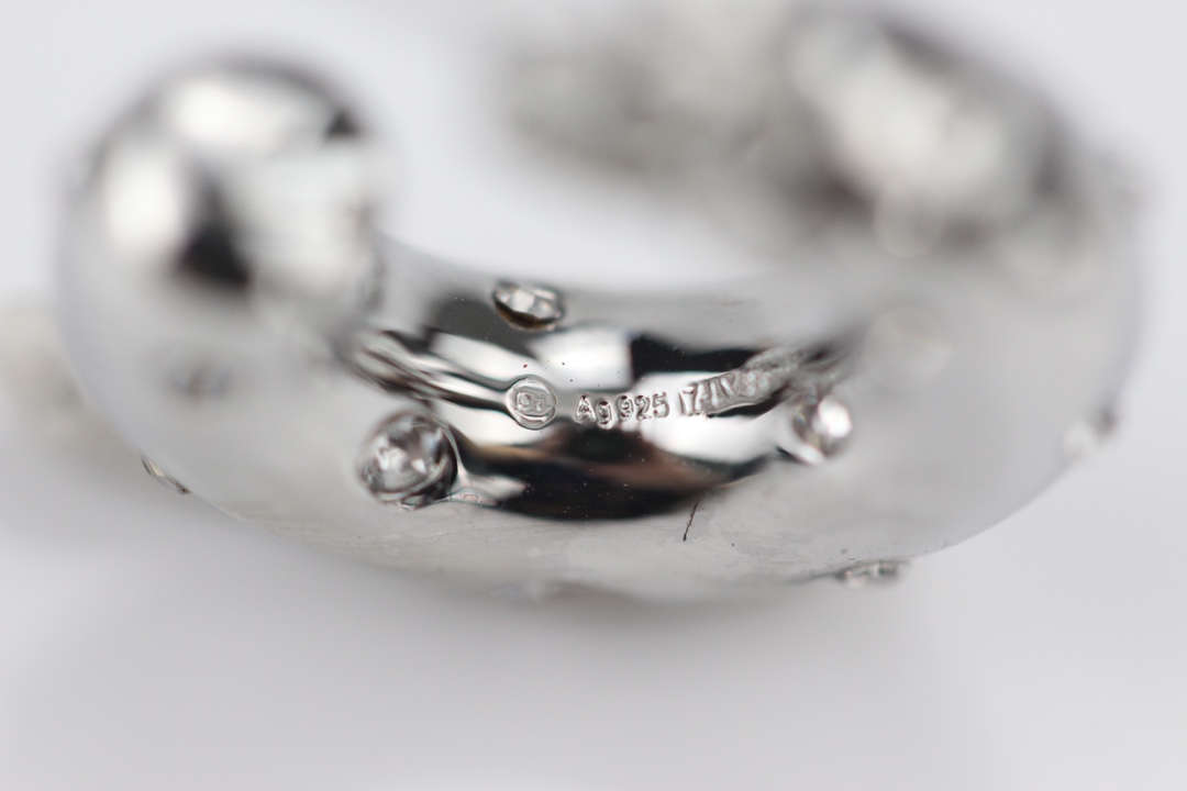 批75
bv新款艺术感十足耳环，黄铜材质雕刻图案！超炸chic感 ，简洁百搭、文艺个性，带给你时髦体验 墙裂推荐！