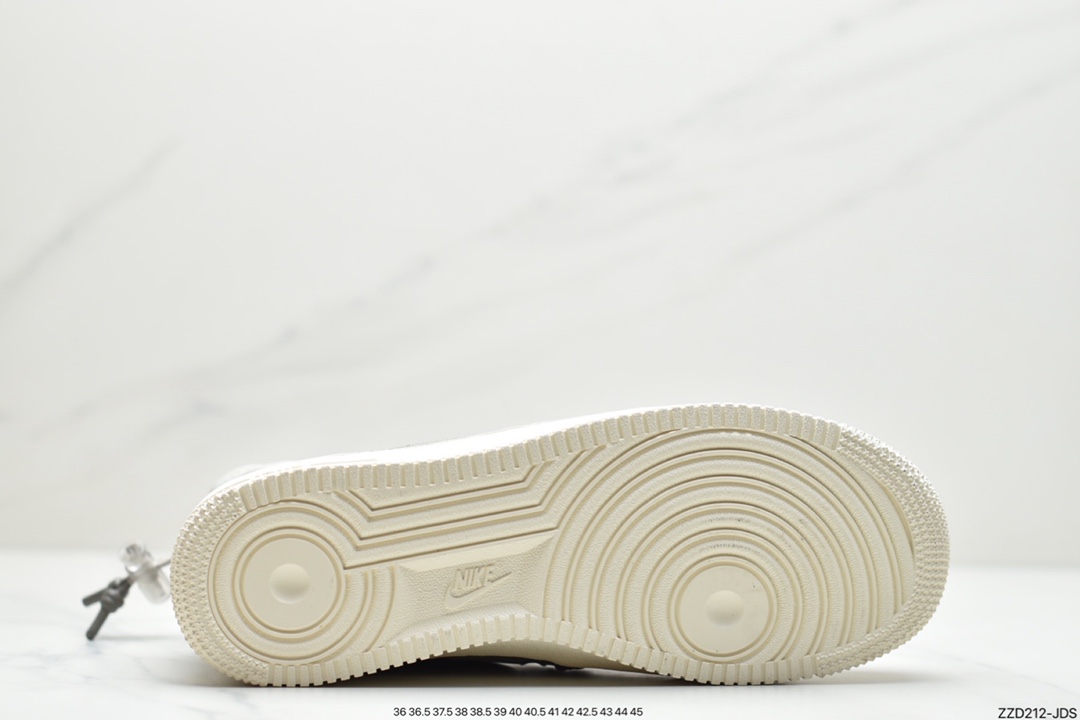 250 耐克Nike Air Force 1 Hi Shell 全新系带方案眼前这双 Nike Air Force 1 Hi Shell DO7450
