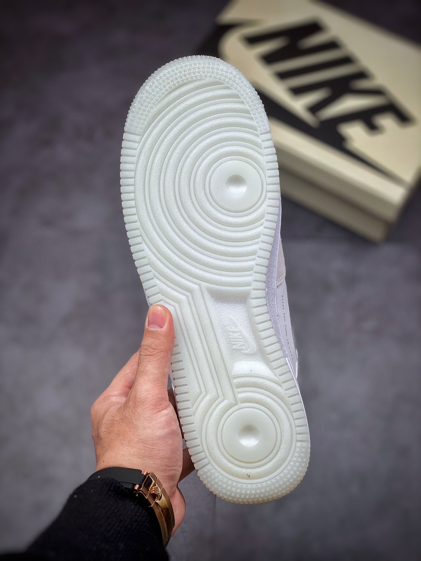 240 Air Force 1 Low 太空银金扣50周年 DA8302-333