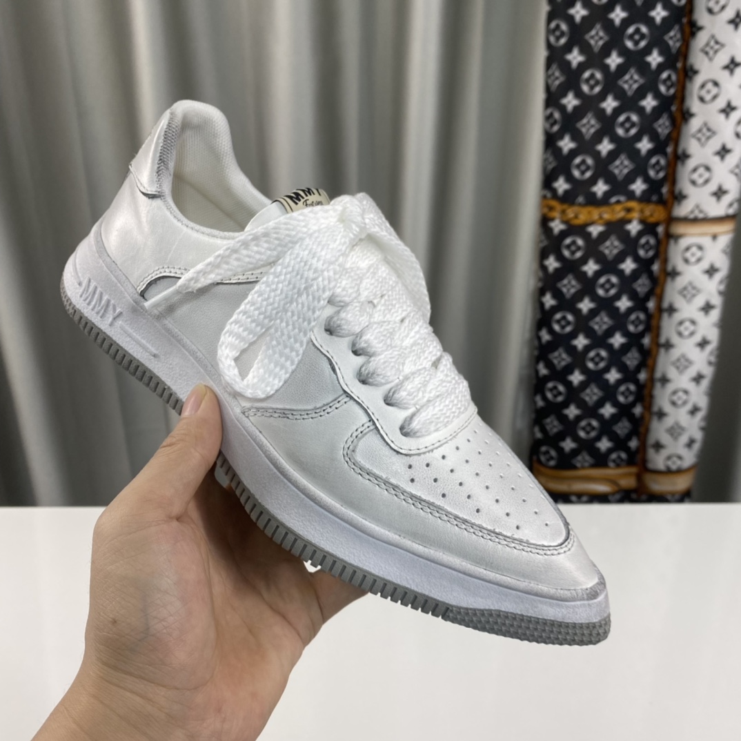 Innovative Super-Heated Recreational Sneakers: MMY’s Unique Design and Comfort.