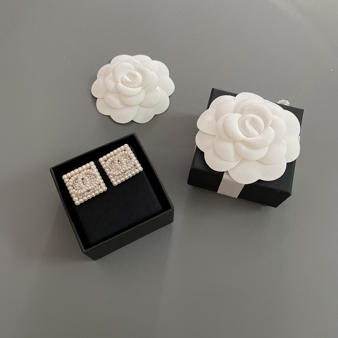 NO:881388,88200 [Fragrant square earrings full of beads and diamonds] Z, invincible heavy workmanship, the upper ears are very delicate, all the upper parts are made of Swarovski millet beads + two different specifications of rhinestones, the back hardware is hand-painted with brushed texture in the middle, and the design of edge beads is really beautiful. It seems simple, but it is not easy!  How perfect Blingbling is, feel it for yourself!  ,,Cardia high-end jewelry1986090988200【香方形满满珠钻耳钉】Z ,无敌重磅重工,上耳非常精致,上边全部采用施华洛小米珠+两种不同规格的水钻,背面五金中间手工手绘拉丝纹路,边缘边珠的设计,真心美呆了,看似简单,实则不容易啊！Blingbling有多完美,自己感受一下！,,卡迪亚高端饰品,Jewelry