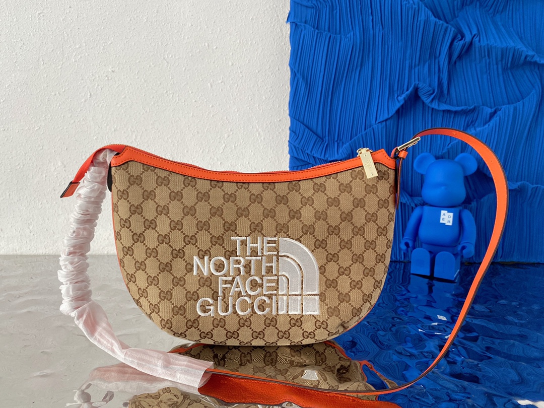 Gucci 古奇   x The North Face 联名TNF北面系列 刺绣月牙包 斜挎包 男女通用单肩包 采用精湛镶嵌细工，实物拍摄 原厂原版面料配送小票防尘袋 35 x 23 cm。