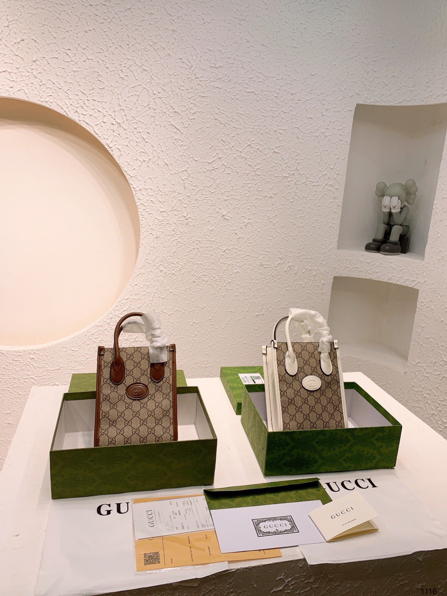 J0 21ss老花购物袋一直对大包的要求就是要轻Neverfull那些太大众太街款了第一次见复古风的购物袋 是真真正正的小众 Size: 19 16 cm 配礼盒