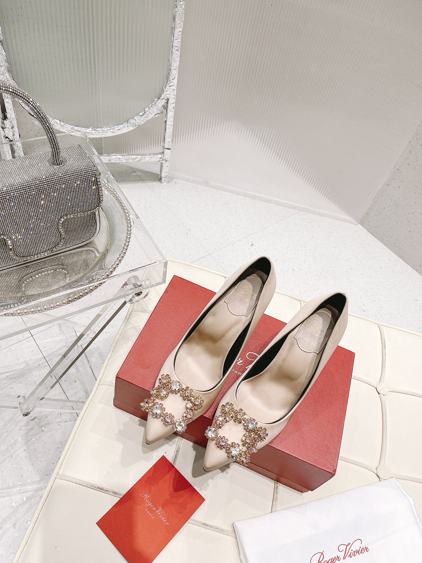 NO:228870,*RV wedding shoes, flower diamond series high heels, Ruby Lin, Tang Yan and others wear them during weddings. The flower diamond series that is essential for the fairy is also the most iconic RV in addition to the classic square buckle. Each flower diamond buckle is purely hand-made inlaid with 101 top Swarovski rhinestones. Every girl must have a pair. There will be some seasonal colors every season. In order to meet the needs of the fairies and brides to be expected, we will update new colors every season. Marriage is the most important stage for your life♀ (RV series is long-term) Sole original leather outsole Material: original custom silk/paper leather/Greet imported lambskin in the inner lining. Hardware original 11 custom Swarovski crystal diamonds. Size 34-41 {34 40 41 custom size} Heel height: flat bottom/6.5cm/8.5cm  Shoe box with original full set of packaging, high heels, swarovski, high heels, sheepskin, real silk, Leather soles19860909出  *RV婚鞋花钻系列高跟鞋 林心如,唐嫣等等大婚时都穿 小仙女必备的花钻系列也是RV除了经典方扣以外最标志性的一款 每一个花钻扣都是纯手工镶嵌101颗最顶级的施华洛世奇水钻 每个女生必然拥有的一双 每一季都会出一些seasonal的颜色 为了满足小仙女和准新娘们的的需求我们每一季都会更新新颜色 结婚是自己一辈子最重要的舞台♀（RV系列长期做货） 鞋底原版真皮大底 材质:原版定制真丝/漆皮/格力特 内里进口小羊皮 五金原版11定制施华洛世奇水晶钻 码数34-41码 {34 40 41定制码数} 跟高: 平底/6.5cm/8.5cm 鞋盒配原版全套包装,高跟鞋,swarovski,high heels,sheepskin,real silk,Leather soles,Women's Shoes