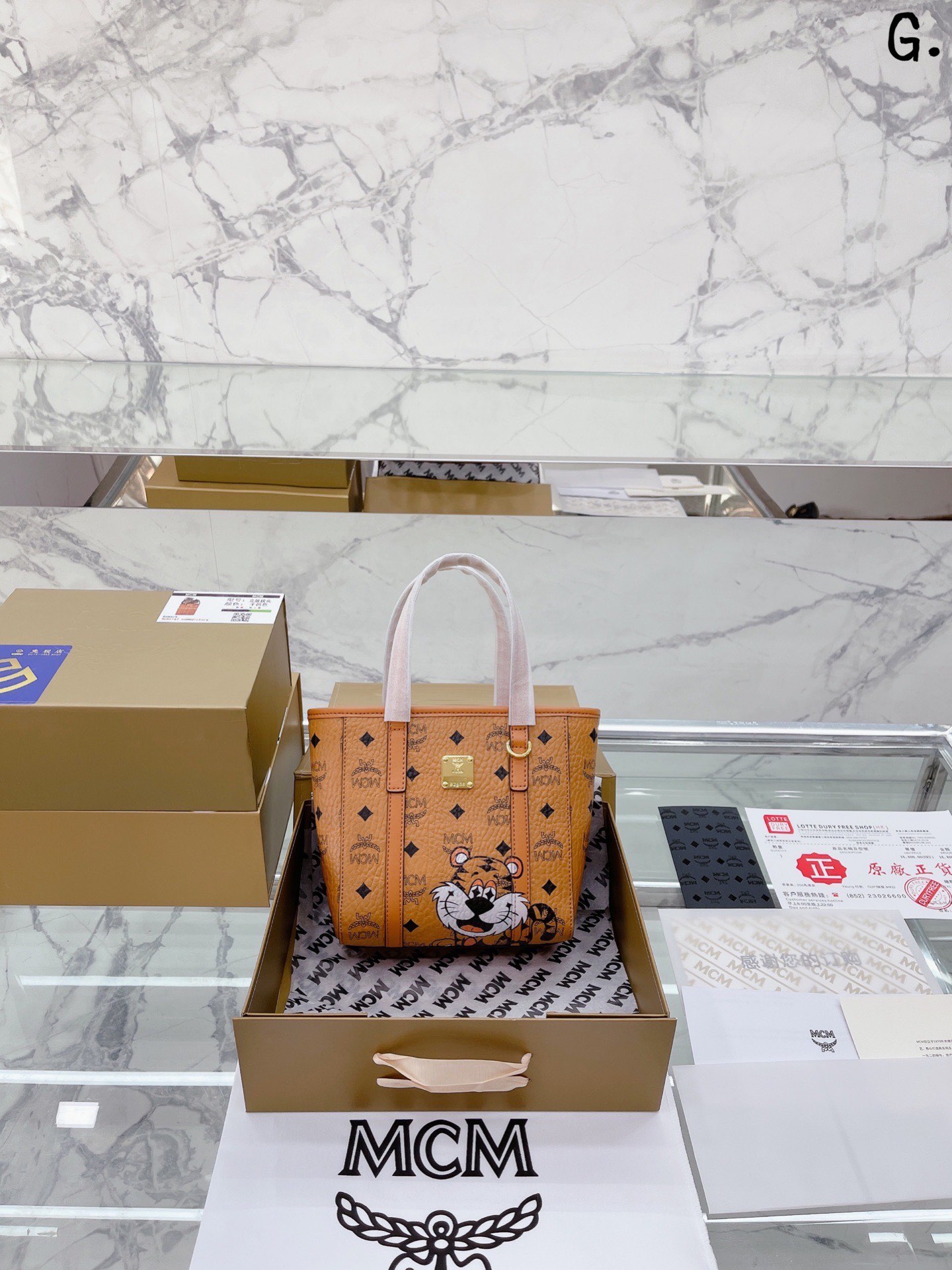 牛皮 全套礼盒包装 MCM I 2022农历虎年限定系列 虎虎生威 MCM为了庆祝2022中国农历虎年的到来 卡通老虎形象来打造新年造型 老虎的眼睛和斑纹使用了钻石图形，致敬品牌经典 是新年送礼，也可为虎年出生的朋友作为生日礼物 靈虎年要如虎添翼，虎虎生威 尺寸20cm