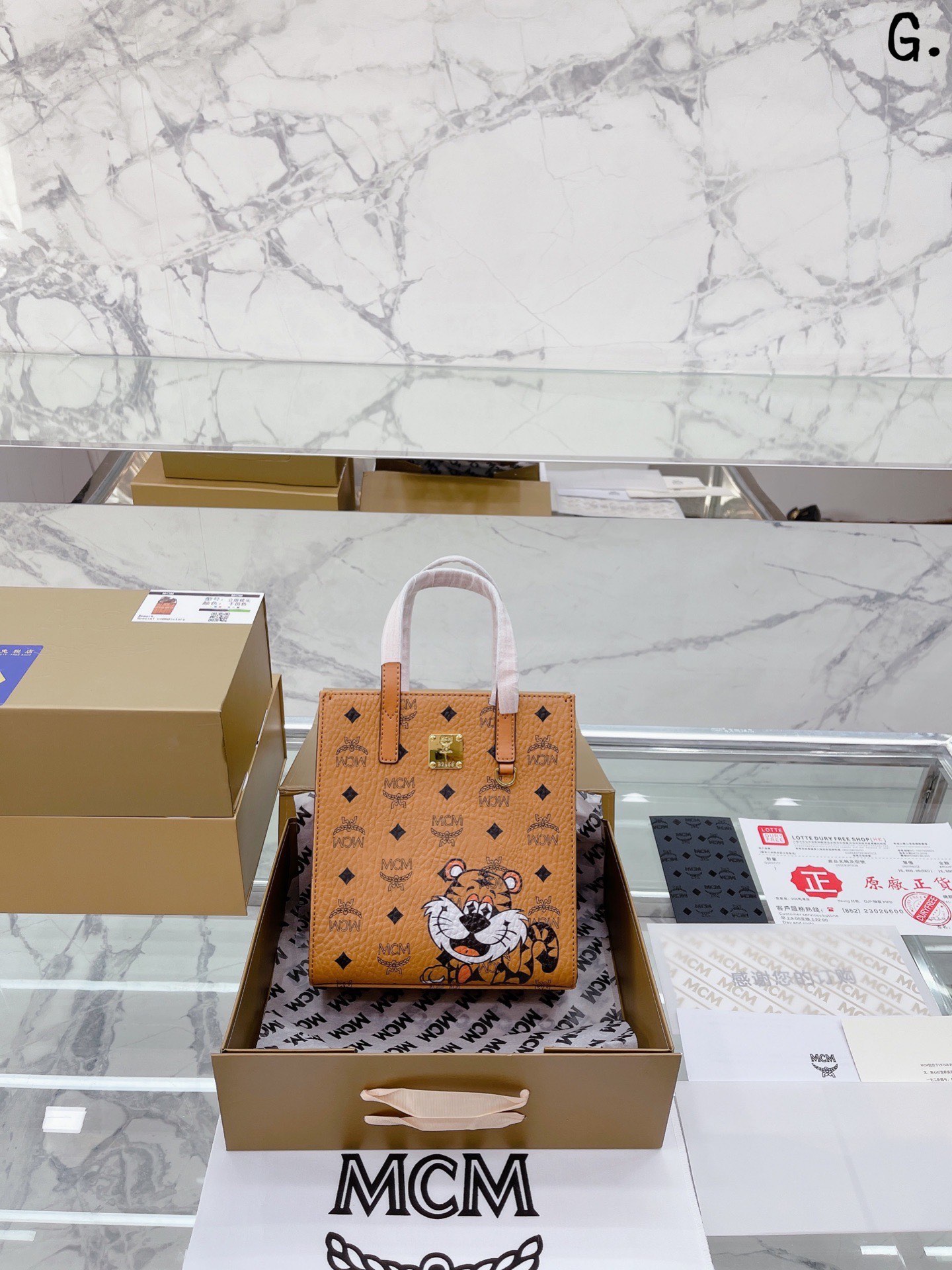 牛皮 全套礼盒包装 MCM I 2022农历虎年限定系列 虎虎生威 MCM为了庆祝2022中国农历虎年的到来 卡通老虎形象来打造新年造型 老虎的眼睛和斑纹使用了钻石图形，致敬品牌经典 是新年送礼，也可为虎年出生的朋友作为生日礼物 靈虎年要如虎添翼，虎虎生威 尺寸20 22cm