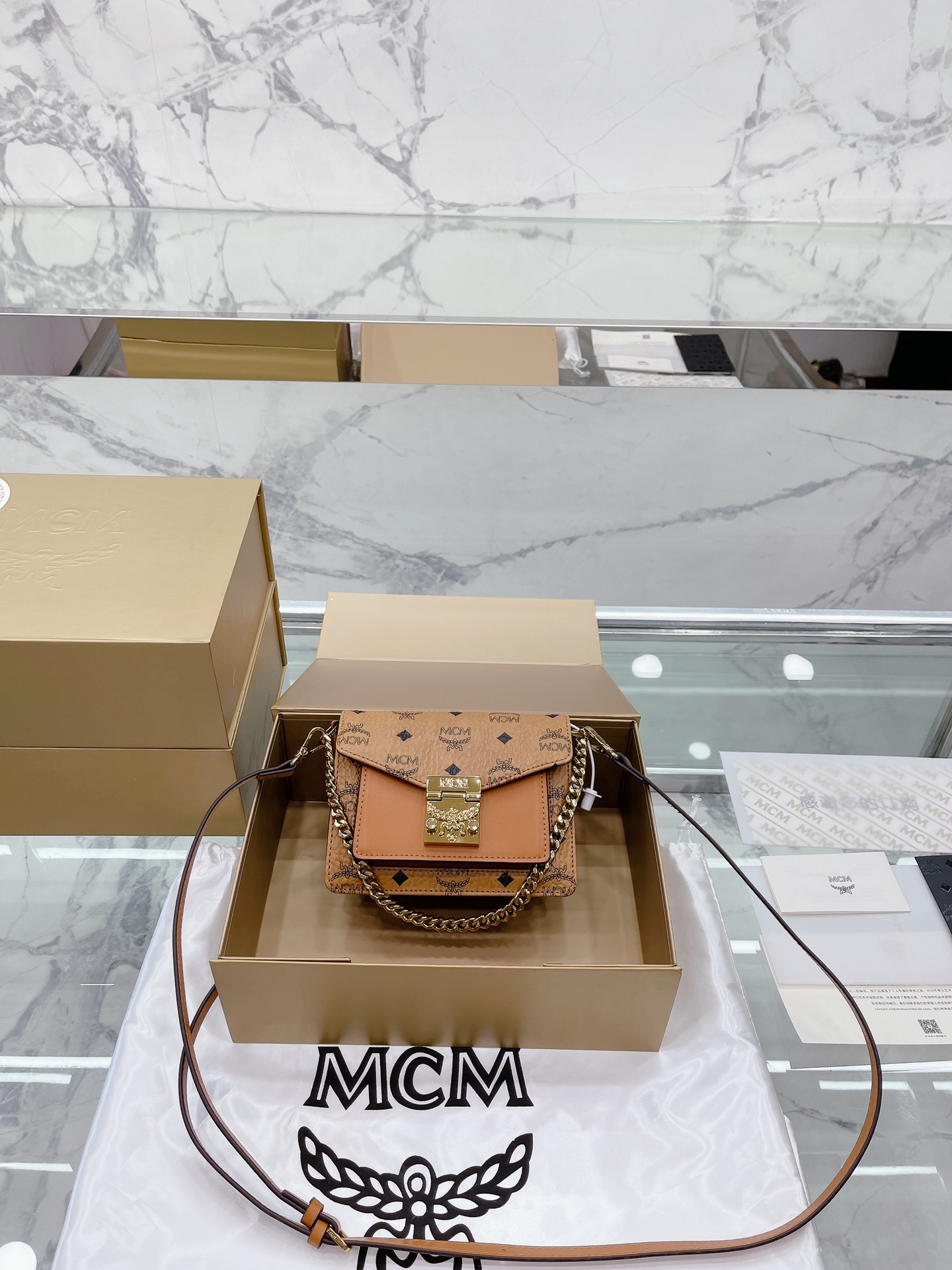 升级款 牛皮 Mcm 原单茶金 风琴包 这个颜色真的是太好看啦灰米粉的配色包包是经典外形与现代设计的完美结合，我们选用优质皮革，复刻开版，包身坚固耐用，空间充裕，可单肩斜挎可手提，内部有多个风琴式隔层，小号尺寸：1813cm 礼盒