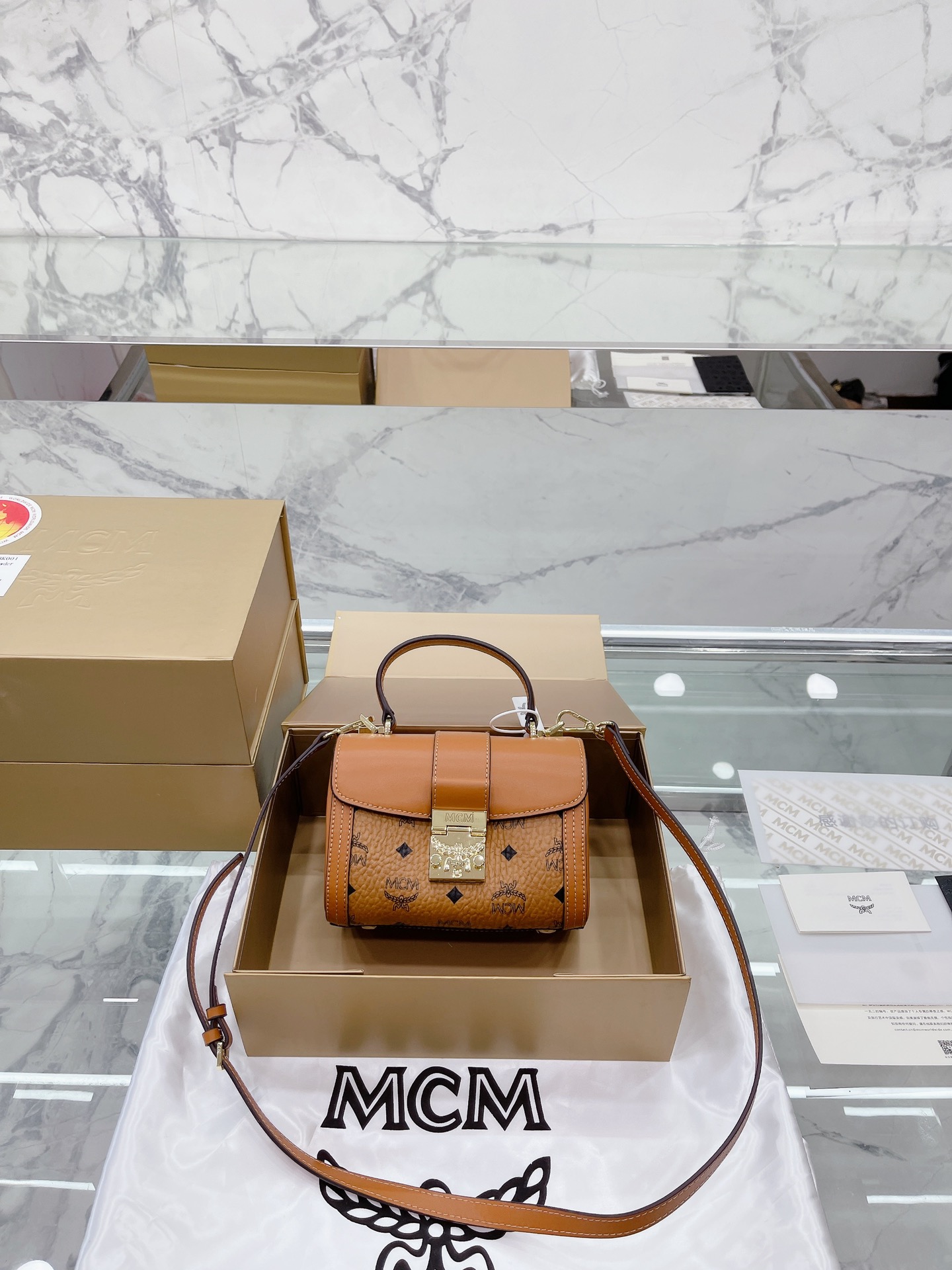 原单品质 ｜免税店包装 折叠礼盒 Mcm 原单升级款 手提包 MCM ｜水桶包｜2020 MCM原高单品质最款新还可以斜挎哦，超洋气一的款。2022限量 夏必天备 小包包 大容量，喜欢的自留款尺寸 18 15cm