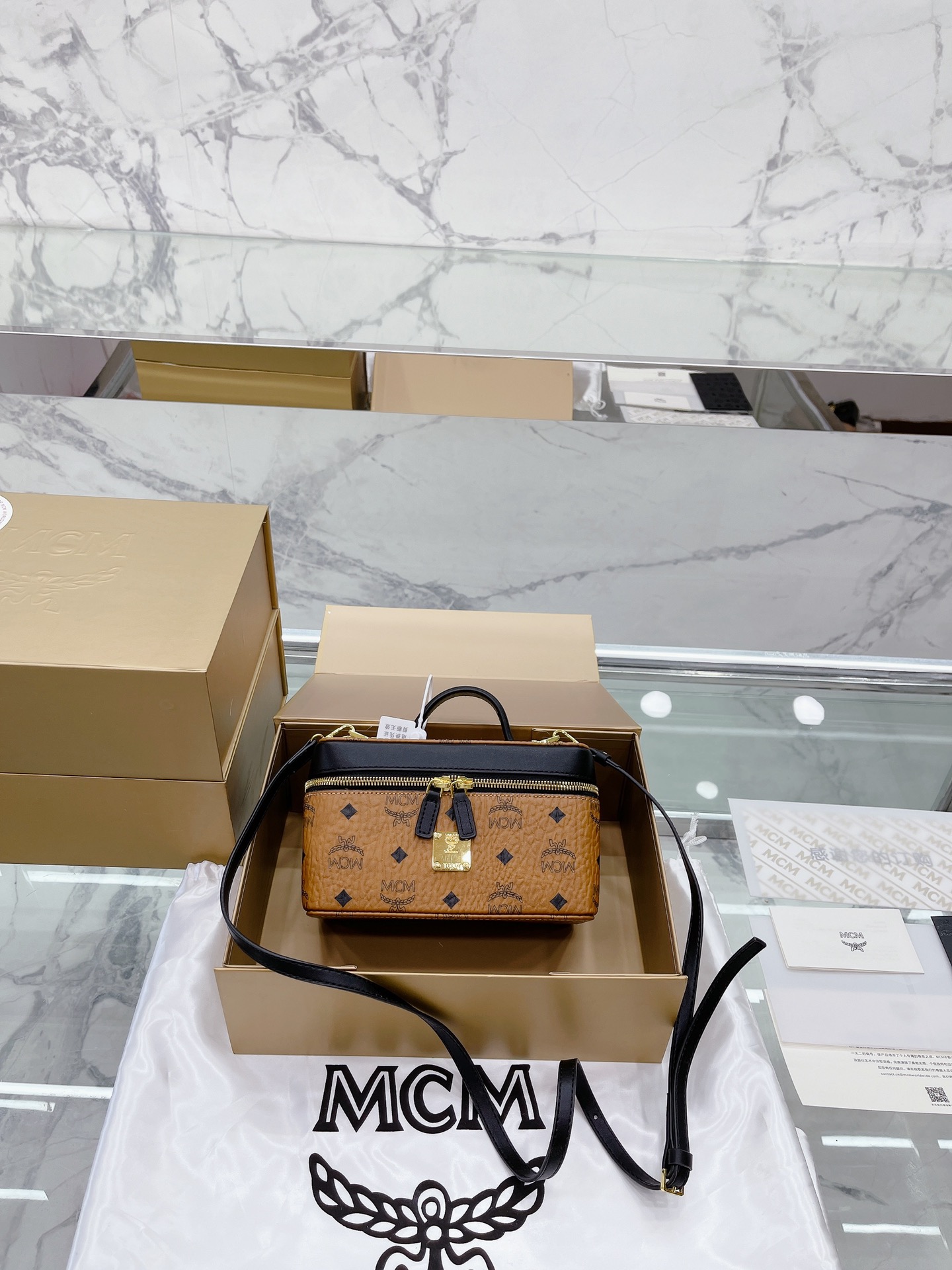 原单 MCM化妆箱/盒子包 专柜一眼相中 小红书蔡依林也有，是近年很流行的款式。可手拎可斜挎，容量很大很能装、还超级百搭，越看越喜欢20cm