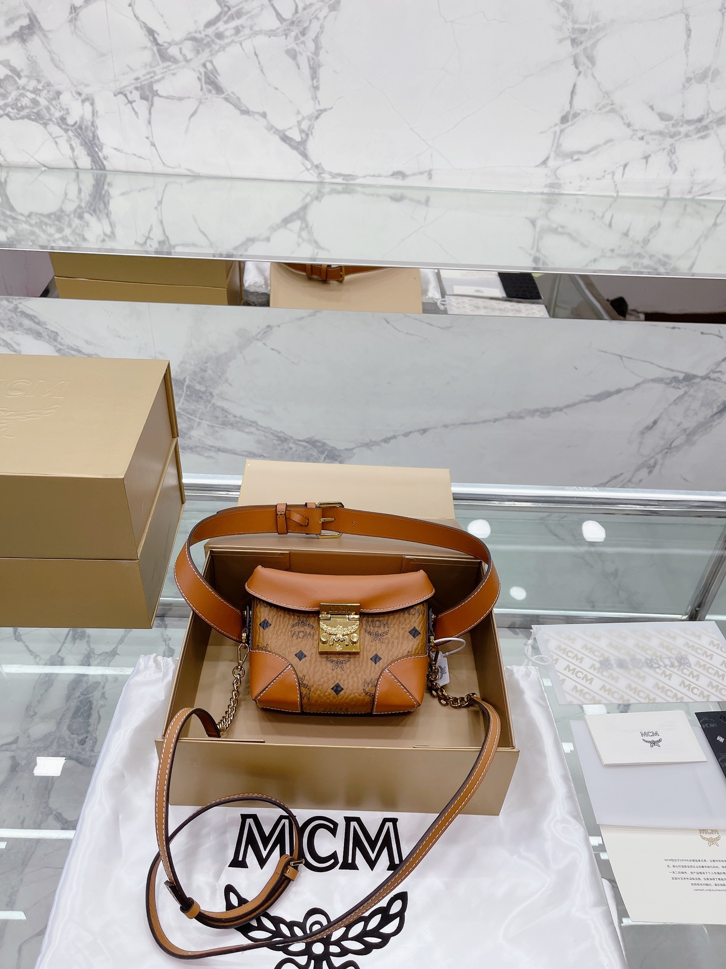 原单品质 ｜免税店包装 折叠礼盒 Mcm Soft Berlin多用单肩斜挎 薯条包 经典盒子包可以说是薯条包的升级款 因为经典的材质选用了一种奢华的材质-ykk五金 充满了夏日的味道 尺寸：1814cm