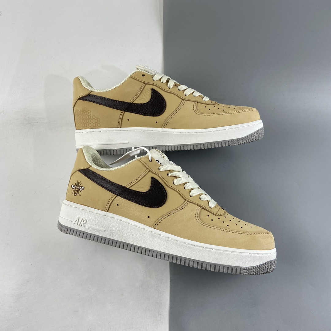 P240 NIKE Air Force 1’07 Low ”Manchester Bee” 卡其棕 休闲板鞋 DC1939-200