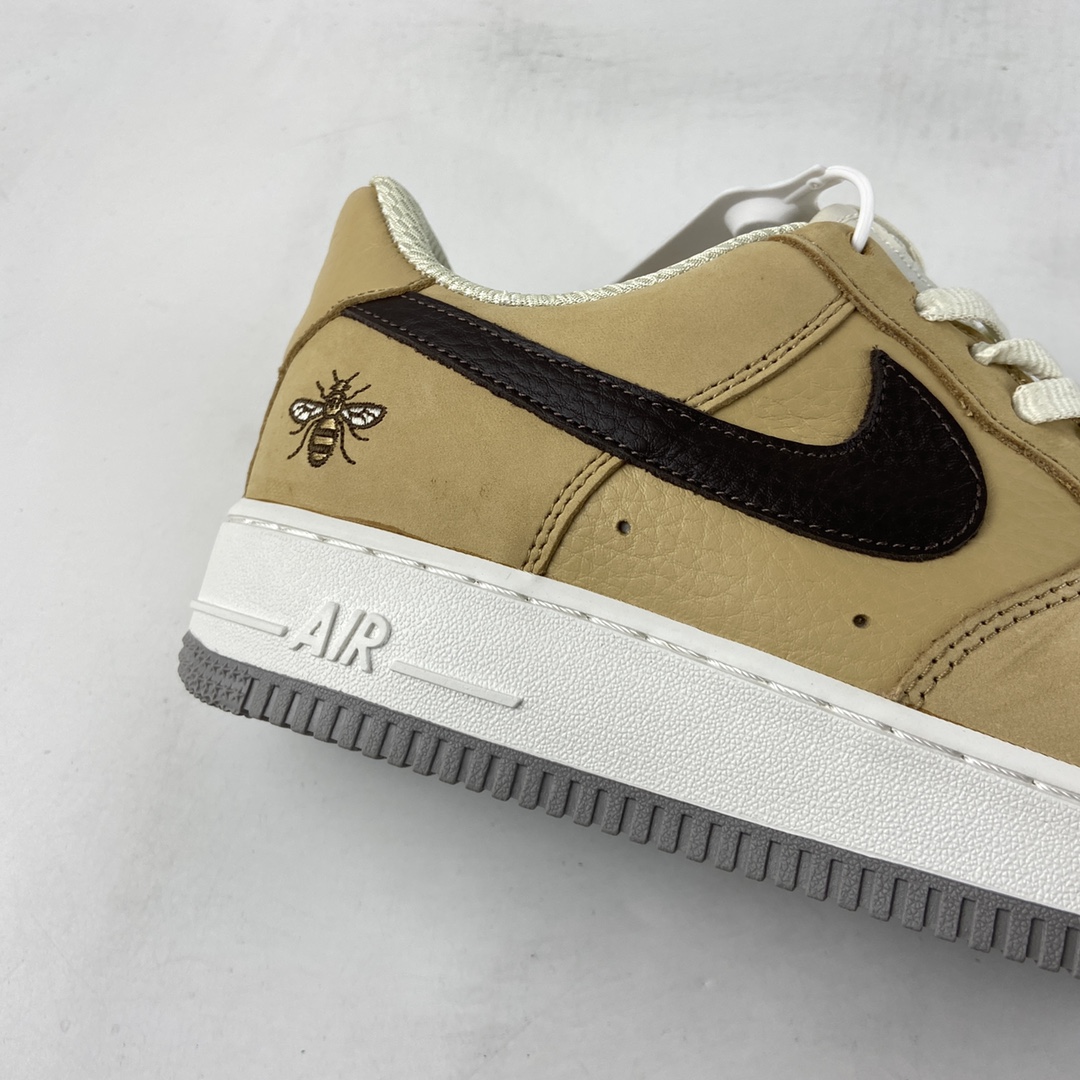 P240 NIKE Air Force 1’07 Low ”Manchester Bee” 卡其棕 休闲板鞋 DC1939-200