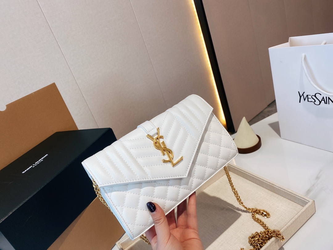Saint Laurent 圣罗兰 YSL  鱼子酱牛皮 链条包 Saint Laurent 圣罗兰 家当之无愧的入门经典款 超级耐燥这个皮质真的是我最爱的皮质之一不怕刮牛皮的纹理也有质感 相比金链我更喜欢链非常耐看 链条收包里可以完美当成手包一包两用简直赚到啦 很能装是肯定的23*14cm