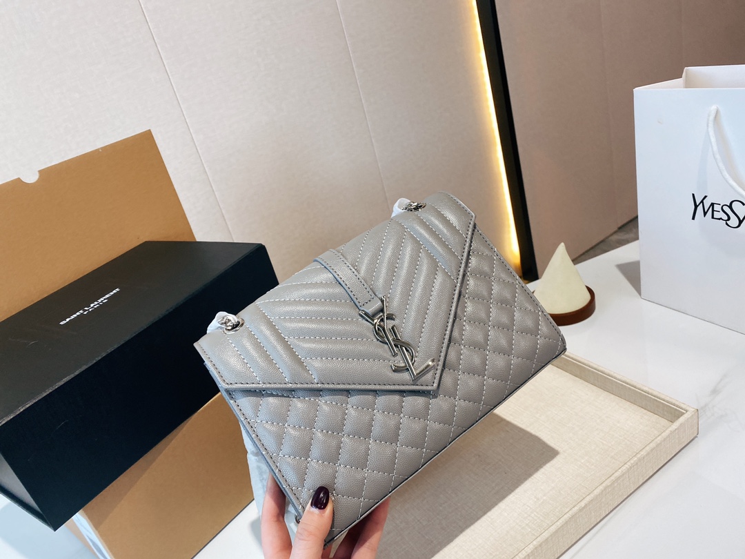 大号  Saint Laurent 圣罗兰 YSL  WOC 鱼子酱牛皮 链条包信封包 Saint Laurent 圣罗兰 家当之无愧的入门经典款 超级耐燥这个皮质真的是我最爱的皮质之一不怕刮牛皮的纹理也有质感 相比金链我更喜欢链非常耐看 链条收包里可以完美当成手包一包两用简直赚到啦 作为一个超大卡包不是很能装是肯定的不能装太厚的东西出门带几张卡带个口红粉饼是没问题的25*17cm 配盒