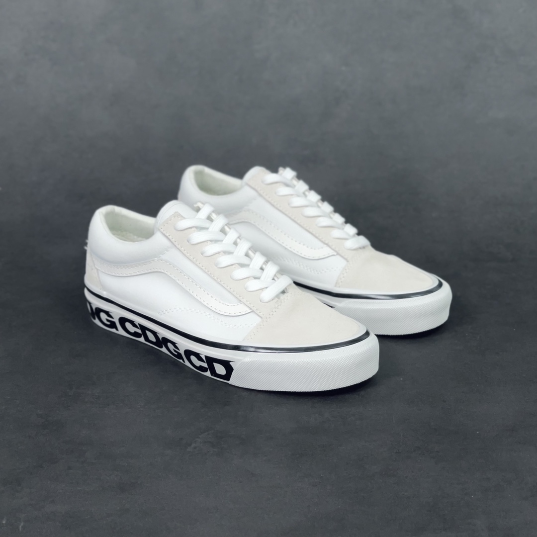 G0 CDG x Vans Old SkoolCOMME des GARONS品牌支线 CDG 在踏入新一年之际，再与 Vans 带来全新配色鞋款。本次采用过去曾发布的 Old Skool 鞋款，并在中底沿用「CDGCDGCDG」的设计元素。全鞋以全白为主，在鞋头、鞋带孔眼以及后跟注入了淡淡的象牙白作为点缀。