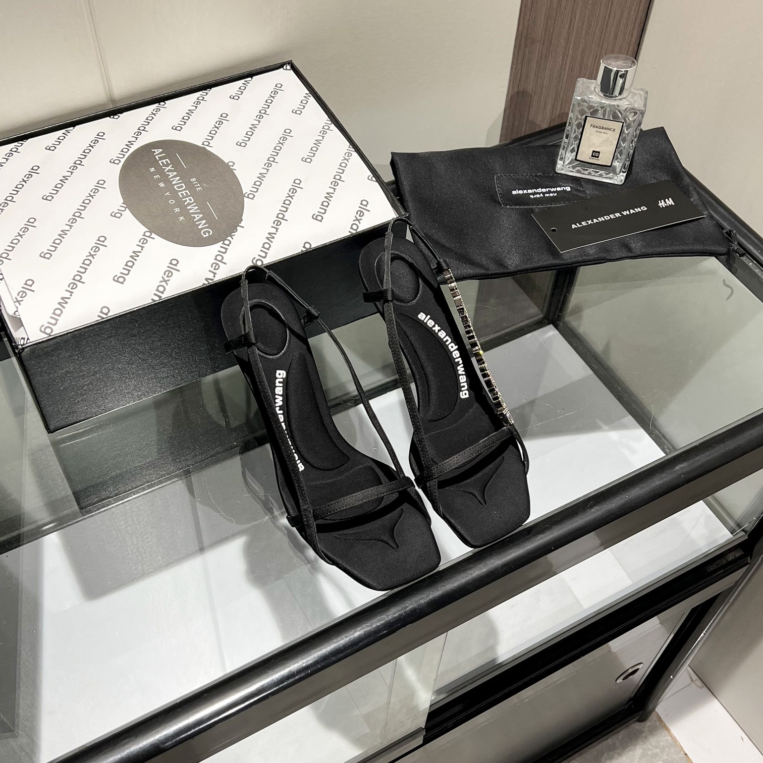 NO:229506,King New style!  Alexander Wang high heels for women, luxury products for women, Alexande* Wang original 1:1 material, concave and convex and massage insoles with glue, logo, excellent match with the most fashionable square head   high elastic injection molding material queen!  Classic design, colored silk matching, more fashionable!  Update trend!  A hot spring and summer high heel sandal, [hug] [hug] worth owning. Imported silk (black, green, pink, three colors) [firecrackers] [firecrackers] imported sheepskin inner footbed imported silk heel height 8.0cm sole original Italian imported dyed leather outsole size 35-39 (34.40, 41, 42.43 can be customized), sandals, alexander wang, sandals, high heels, sheepskin, real silk, silk fabric, Leather soles19860909大王 新款！Alexander Wang亚历山大王高跟鞋女士奢侈品Alexande* Wang原版1:1的材料 凹凸感带按摩的鞋垫配上注胶 Logo 搭配最潮方头 高弹注塑材质女王的绝佳搭配！经典设计,彩丝搭配,更时尚！更新潮！一款春夏火爆的高跟凉鞋,[拥抱][拥抱]值得拥有 鞋面进口真丝（黑色,绿色,粉红色,三个色）[爆竹][爆竹] 内里进口羊皮 垫脚进口绸缎 跟高8.0cm 鞋底原版意大利进口透染真皮大底 码数35-39（34.40,41,42.43可定做）,凉鞋,alexander wang,sandals,high heels,sheepskin,real silk,silk fabric,Leather soles,Women's Shoes