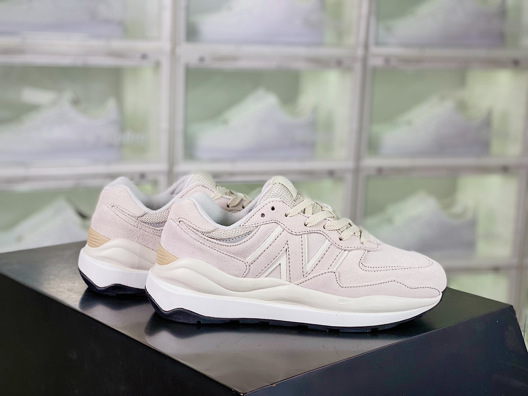 G5 采用猪巴革料拼接透气网织布鞋面材质中底高弹EVA发泡材质外置橡胶大齿防滑橡胶外底尽显90年代复古风格推出全新配色,NB新百伦New Balance M5740系列复古老爹风休闲运动慢跑鞋“浅灰杏仁棕”M5740TSN