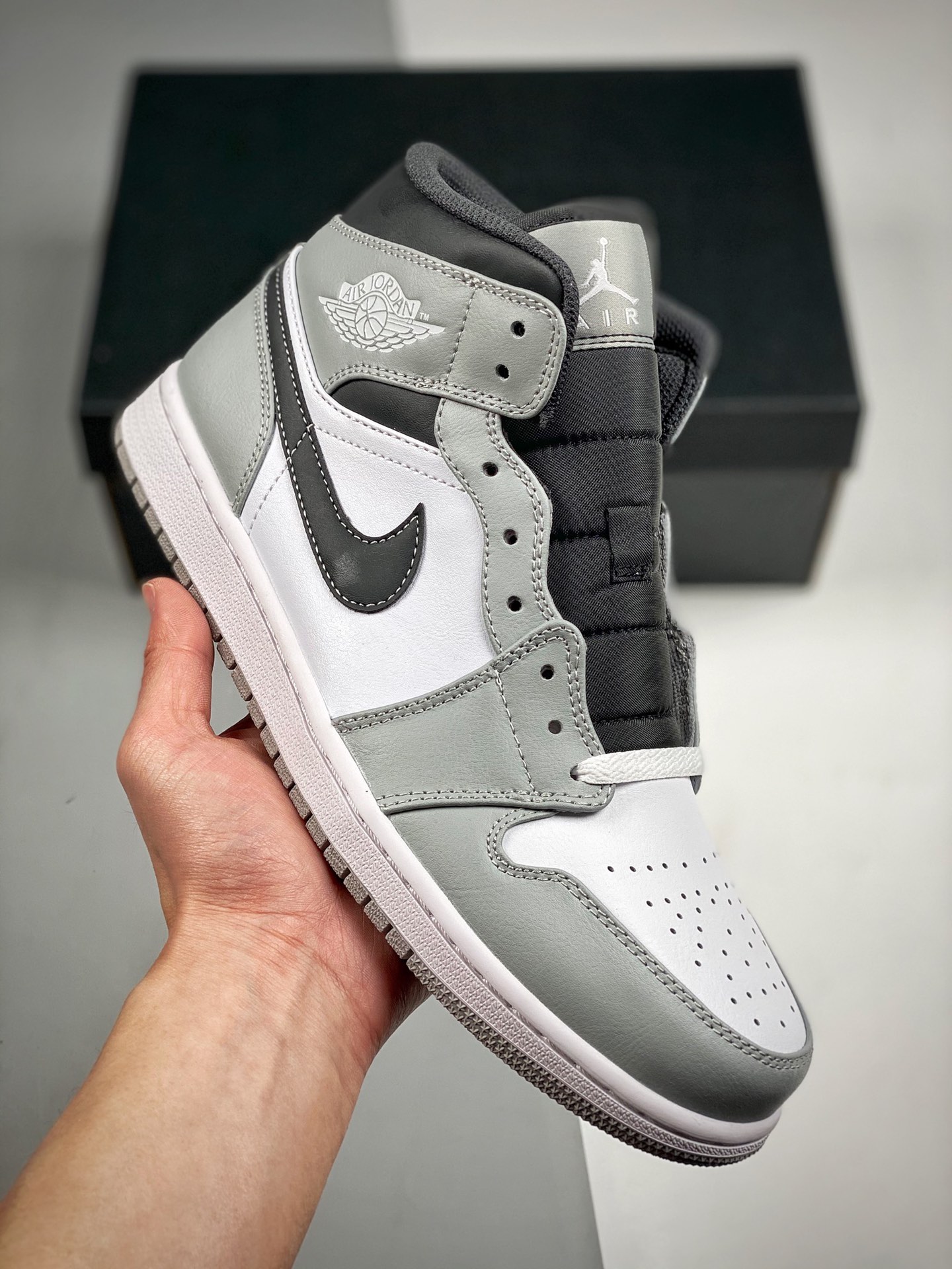 Air Jordan 1 Mid Gris, blanco y negro, pequeño Dior. La mejor versión de caña media del mercado, calidad tope! La única…