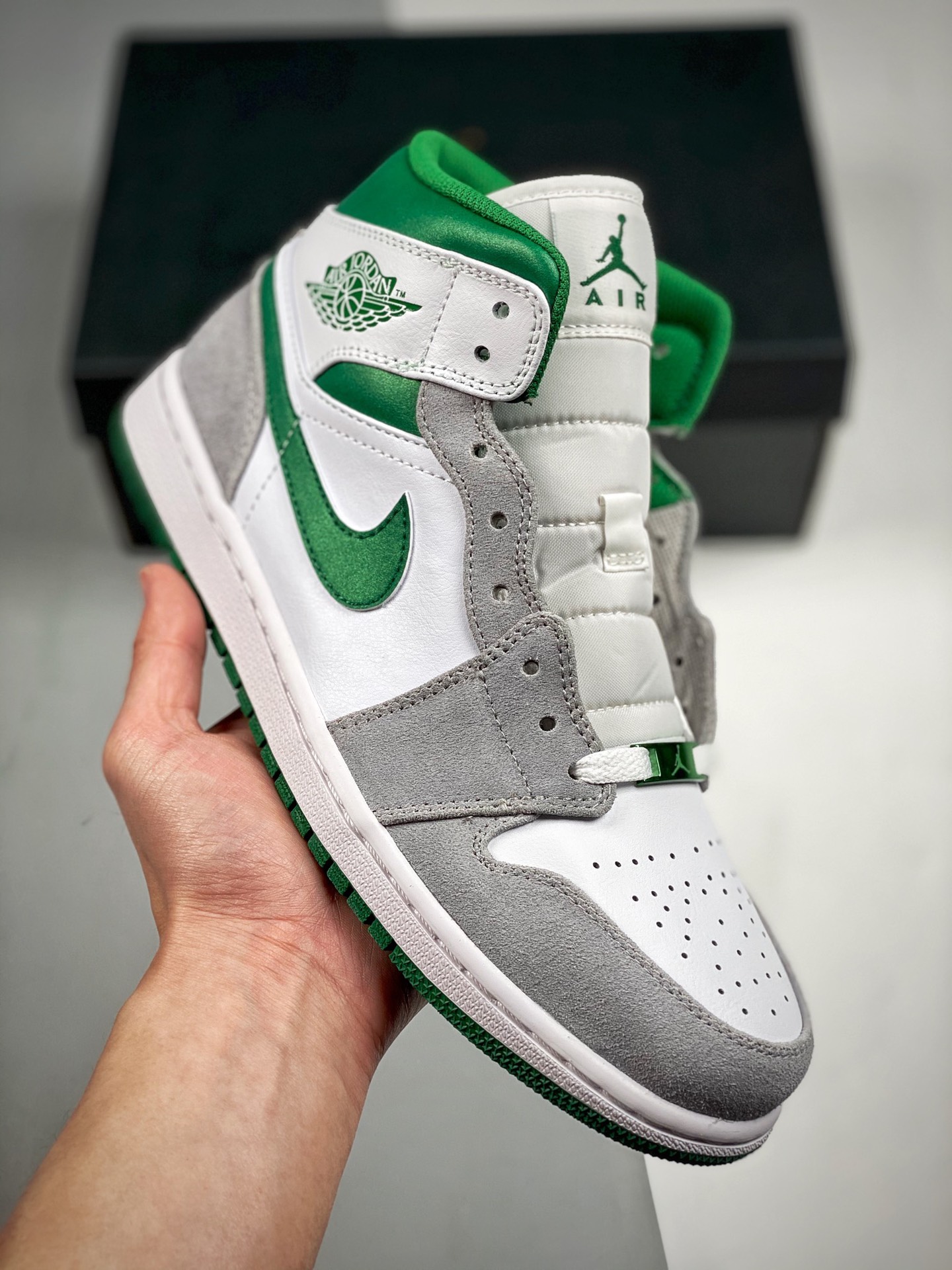 Air Jordan 1 Mid Blanco, gris y verde. La mejor versión de caña media del mercado, calidad tope! La única versión corre…