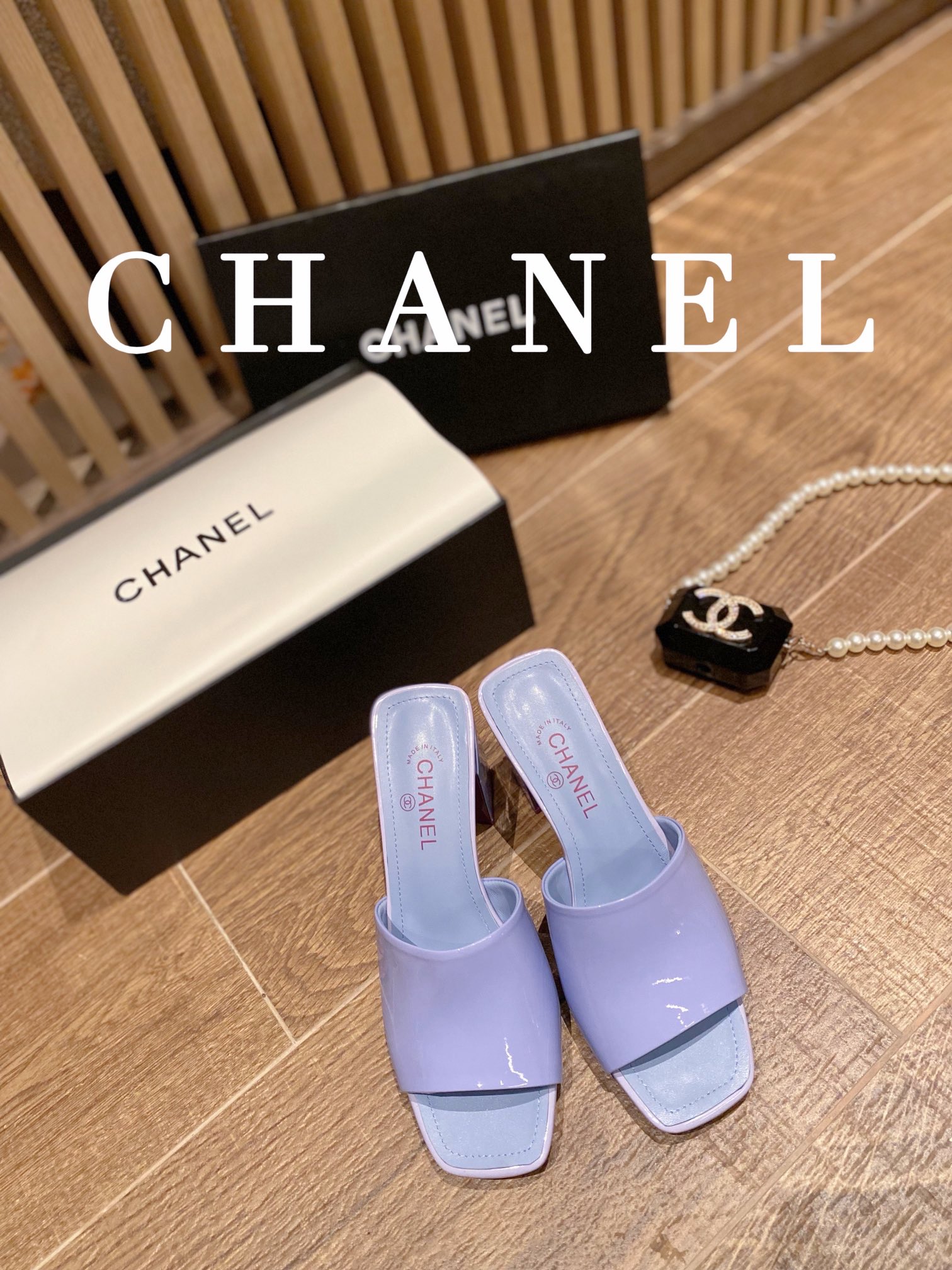 I0  顶级版本 2022早春 Chanel 香奈儿 圆头字母高跟一字拖鞋 香奈儿是一个非常全面之尊贵时尚生活品牌，香港，美国，等大时尚博主及明星的同款，简直是美上天了，爱上优雅、爱上俏皮的未来感，光看一眼便想马上拥有，但一双精致的高跟鞋确是可以想想滴，该系列专为超凡绝伦、无所谓的女士而设计，从而打造出别致的整体效果， Chanel  设计出激发女性一往无前的产品彰显魅力…… ━━━━━ ЅᏇєєt ━━━━━▪️鞋面：牛漆皮 ▪️大底：原版真皮底➕橡胶底▪️鞋码: 35-41▪️底高高跟8.5 低跟4.5cm▪️原版全套礼盒包装