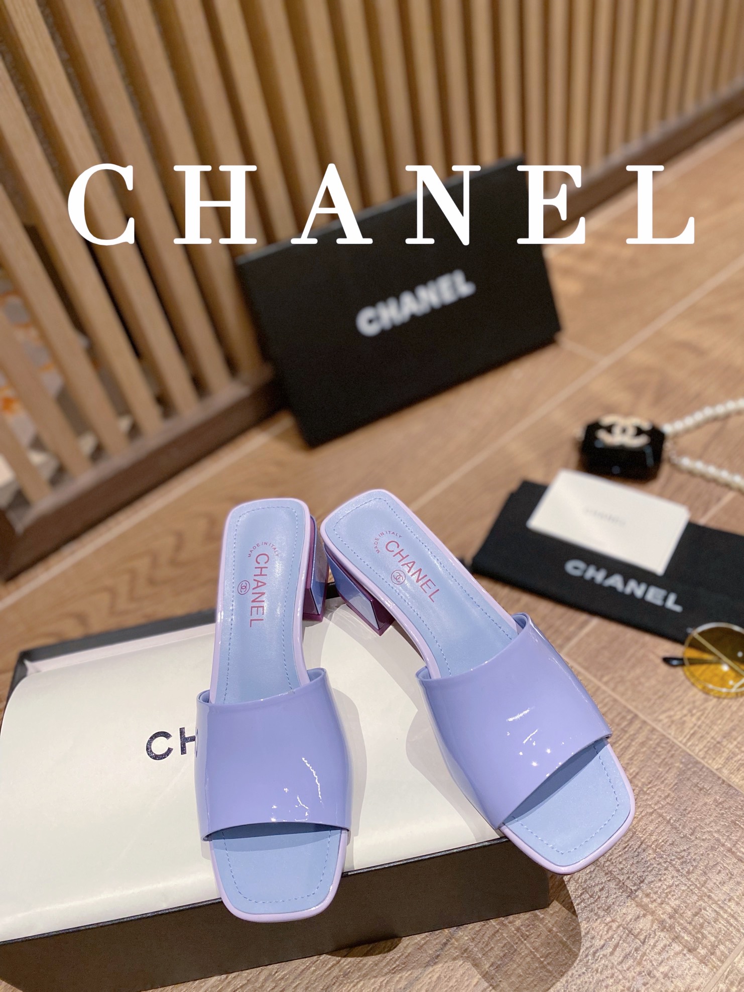 I0  顶级版本 2022早春 Chanel 香奈儿 圆头字母高跟一字拖鞋 香奈儿是一个非常全面之尊贵时尚生活品牌，香港，美国，等大时尚博主及明星的同款，简直是美上天了，爱上优雅、爱上俏皮的未来感，光看一眼便想马上拥有，但一双精致的高跟鞋确是可以想想滴，该系列专为超凡绝伦、无所谓的女士而设计，从而打造出别致的整体效果， Chanel  设计出激发女性一往无前的产品彰显魅力…… ━━━━━ ЅᏇєєt ━━━━━▪️鞋面：牛漆皮 ▪️大底：原版真皮底➕橡胶底▪️鞋码: 35-41▪️底高高跟8.5 低跟4.5cm▪️原版全套礼盒包装