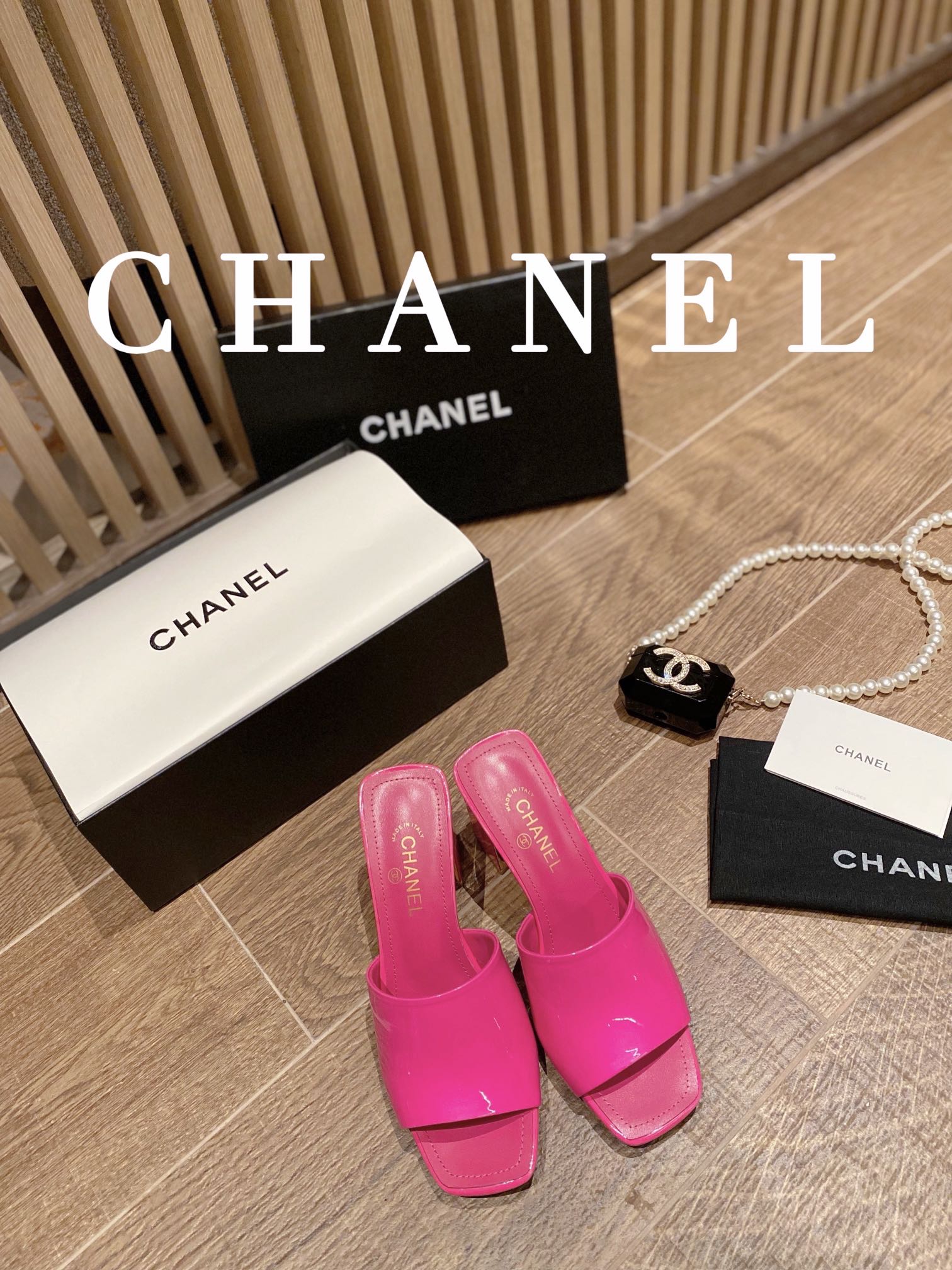 I0 顶级版本 2022早春 Chanel 香奈儿 圆头字母高跟一字拖鞋 香奈儿是一个非常全面之尊贵时尚生活品牌，香港，美国，等大时尚博主及明星的同款，简直是美上天了，爱上优雅、爱上俏皮的未来感，光看一眼便想马上拥有，但一双精致的高跟鞋确是可以想想滴，该系列专为超凡绝伦、无所谓的女士而设计，从而打造出别致的整体效果， Chanel  设计出激发女性一往无前的产品彰显魅力…… ━━━━━ ЅᏇєєt ━━━━━▪️鞋面：牛漆皮 ▪️大底：原版真皮底➕橡胶底▪️鞋码: 35-41▪️底高高跟8.5 低跟4.5cm▪️原版全套礼盒包装