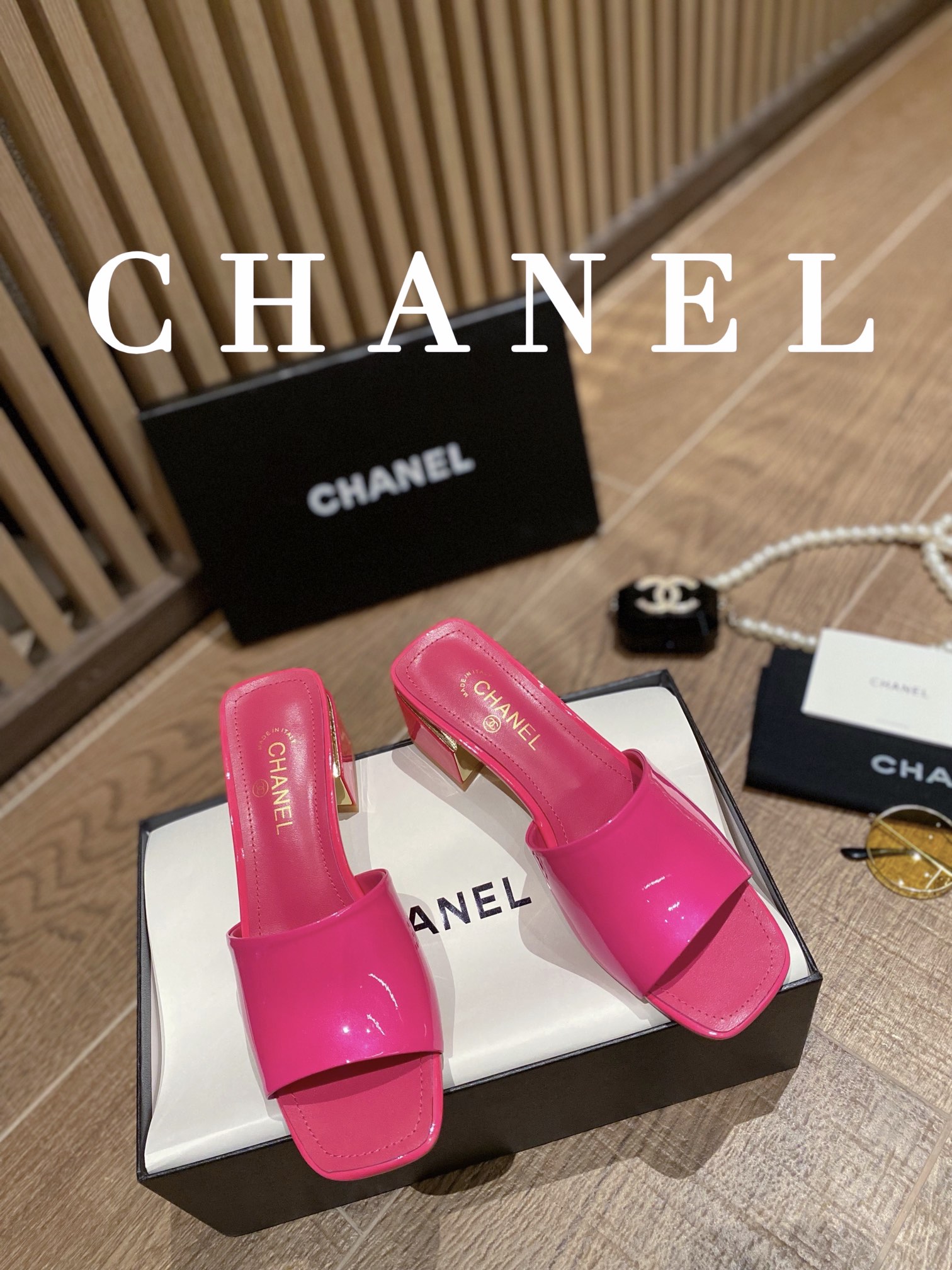 I0  顶级版本 2022早春 Chanel 香奈儿 圆头字母高跟一字拖鞋 香奈儿是一个非常全面之尊贵时尚生活品牌，香港，美国，等大时尚博主及明星的同款，简直是美上天了，爱上优雅、爱上俏皮的未来感，光看一眼便想马上拥有，但一双精致的高跟鞋确是可以想想滴，该系列专为超凡绝伦、无所谓的女士而设计，从而打造出别致的整体效果， Chanel  设计出激发女性一往无前的产品彰显魅力…… ━━━━━ ЅᏇєєt ━━━━━▪️鞋面：牛漆皮 ▪️大底：原版真皮底➕橡胶底▪️鞋码: 35-41▪️底高高跟8.5 低跟4.5cm▪️原版全套礼盒包装