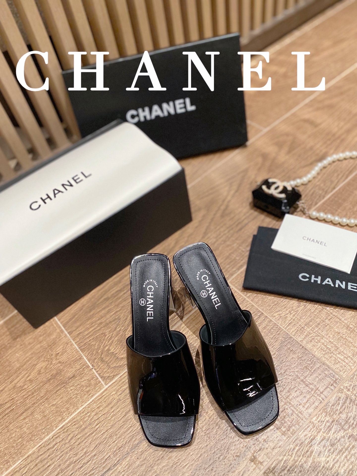 I0  顶级版本 2022早春 Chanel 香奈儿 圆头字母高跟一字拖鞋 香奈儿是一个非常全面之尊贵时尚生活品牌，香港，美国，等大时尚博主及明星的同款，简直是美上天了，爱上优雅、爱上俏皮的未来感，光看一眼便想马上拥有，但一双精致的高跟鞋确是可以想想滴，该系列专为超凡绝伦、无所谓的女士而设计，从而打造出别致的整体效果， Chanel  设计出激发女性一往无前的产品彰显魅力…… ━━━━━ ЅᏇєєt ━━━━━▪️鞋面：牛漆皮 ▪️大底：原版真皮底➕橡胶底▪️鞋码: 35-41▪️底高高跟8.5 低跟4.5cm▪️原版全套礼盒包装